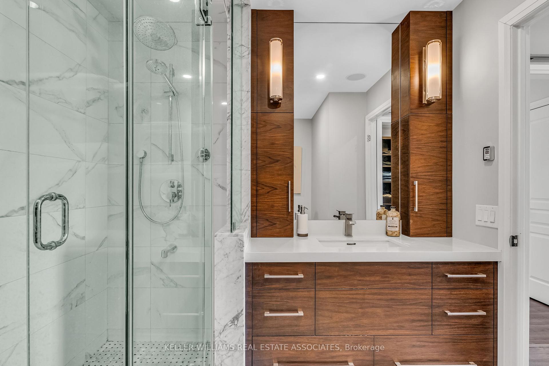 2 Bedrooms Condo at 1 Hurontario, Mississauga For sale
