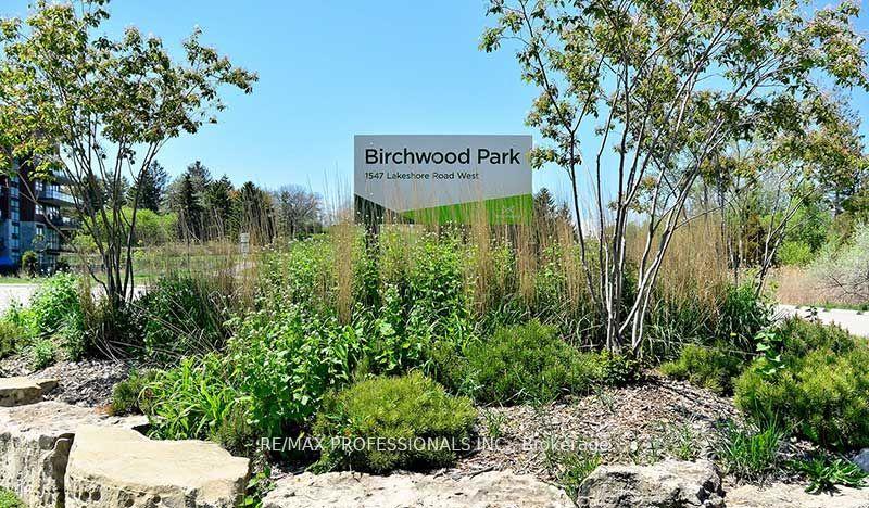 3 Bedrooms Condo at 1575 Lakeshore, Mississauga For sale