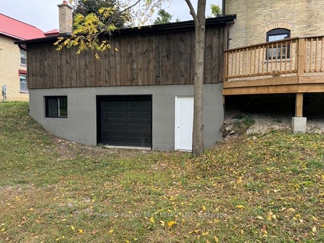 16 Hillcrest Street W