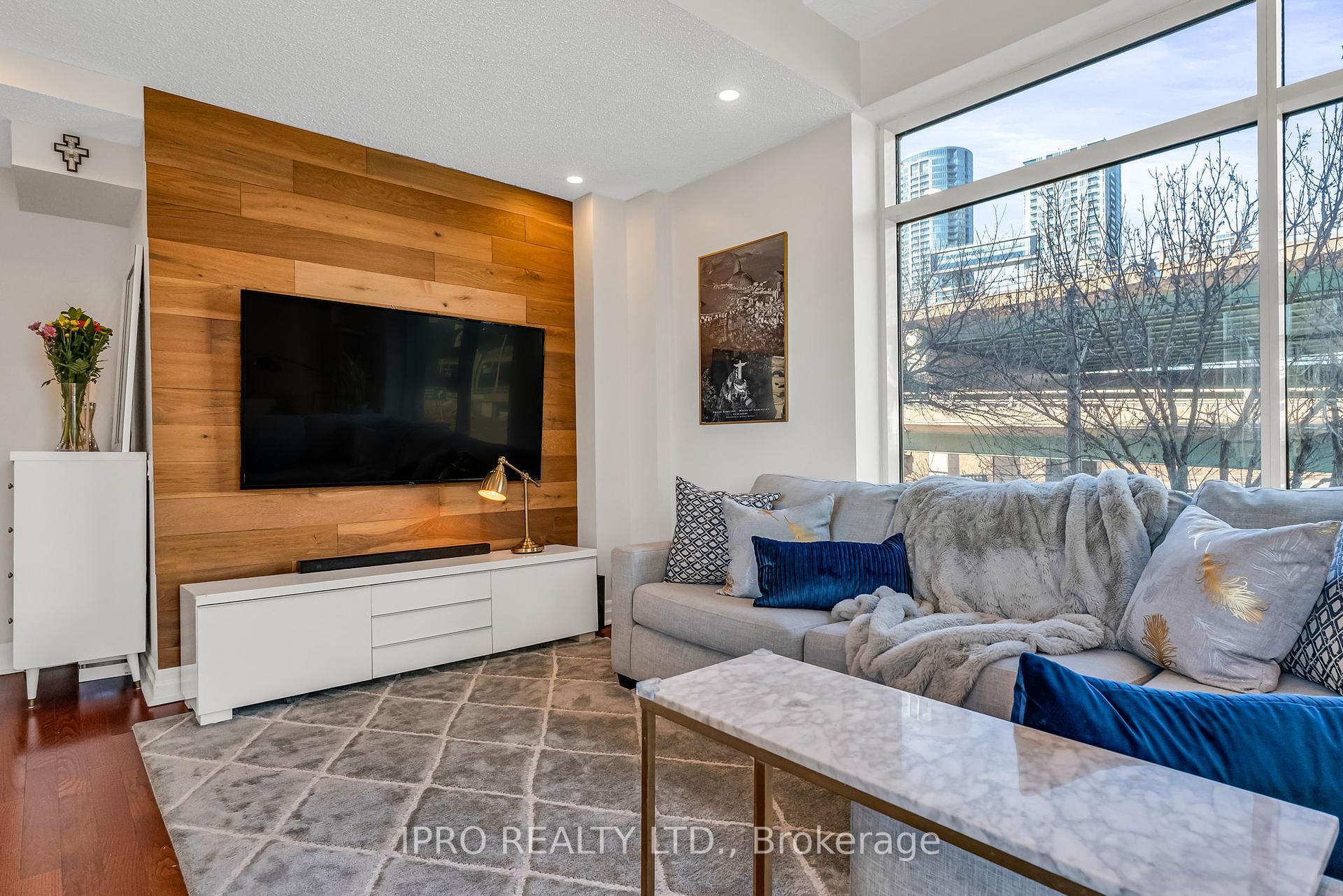3 Bedrooms Condo at 500 Queens, Toronto For sale