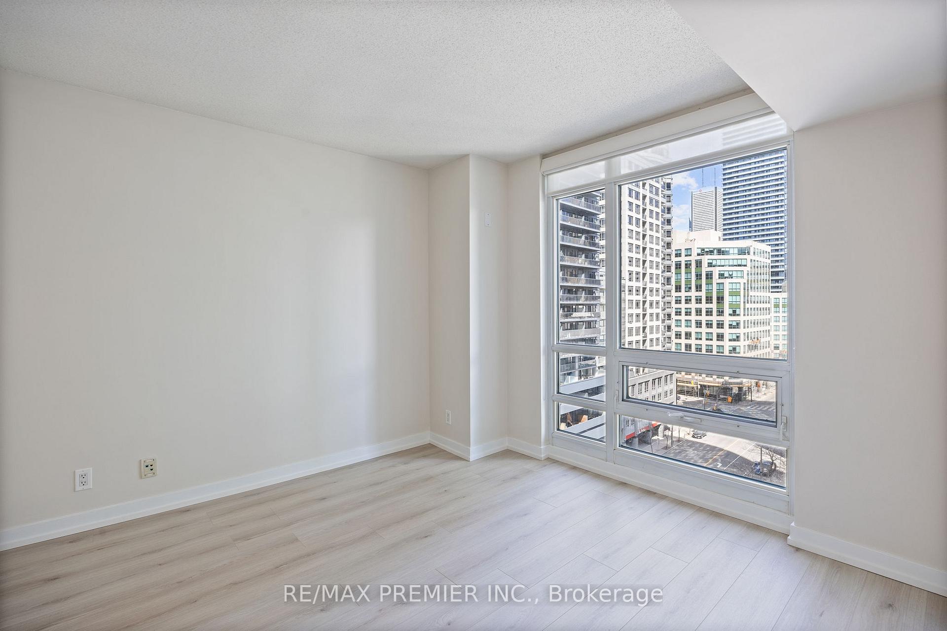 2 Bedrooms Condo at 381 Front,  Toronto For sale