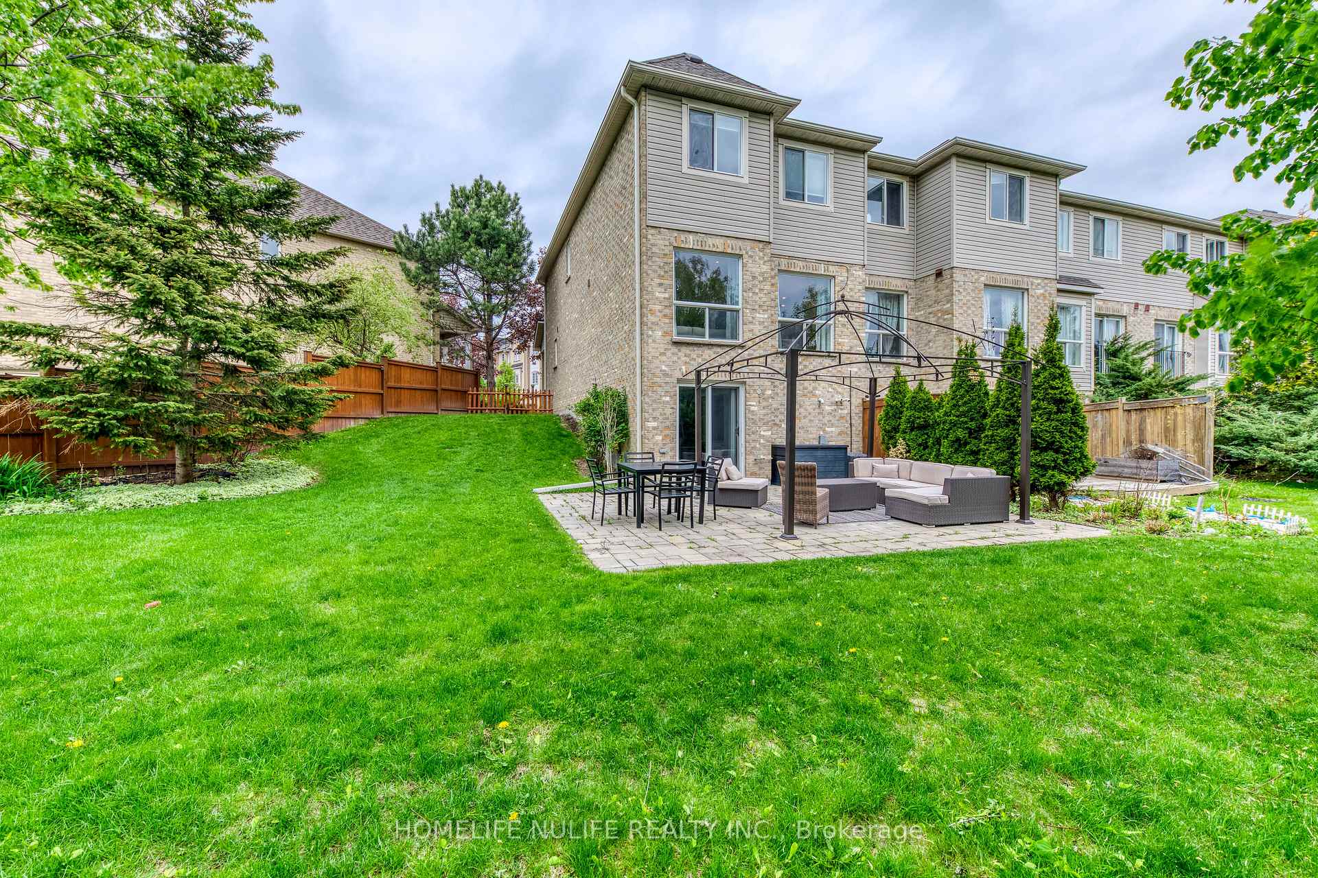 3 Bedrooms Condo at 7284 Bellshire, Mississauga For sale