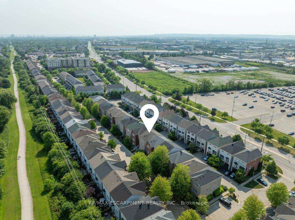 4 Bedrooms Condo at 5090 Fairview, Burlington For sale