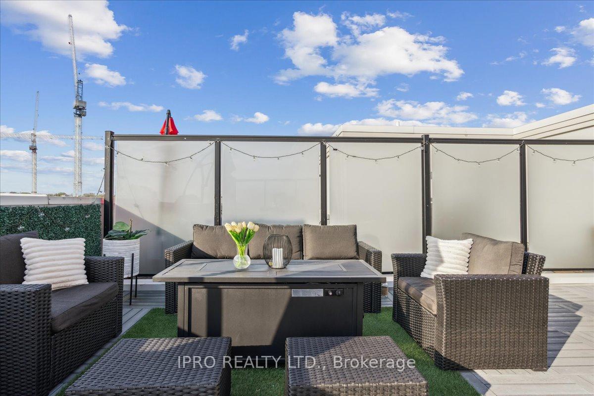 2 Bedrooms Condo at 652 Cricklewood, Mississauga For sale