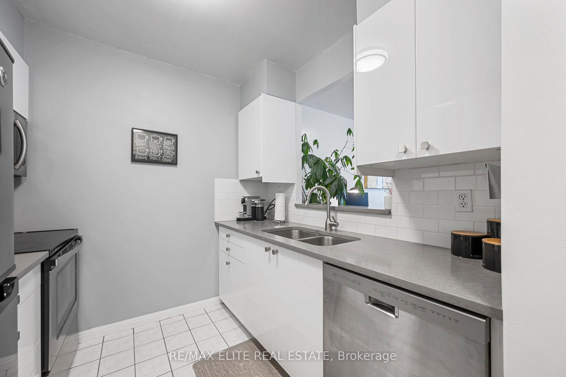 1 Bedroom Condo at 5 Rosehill,  Toronto For sale