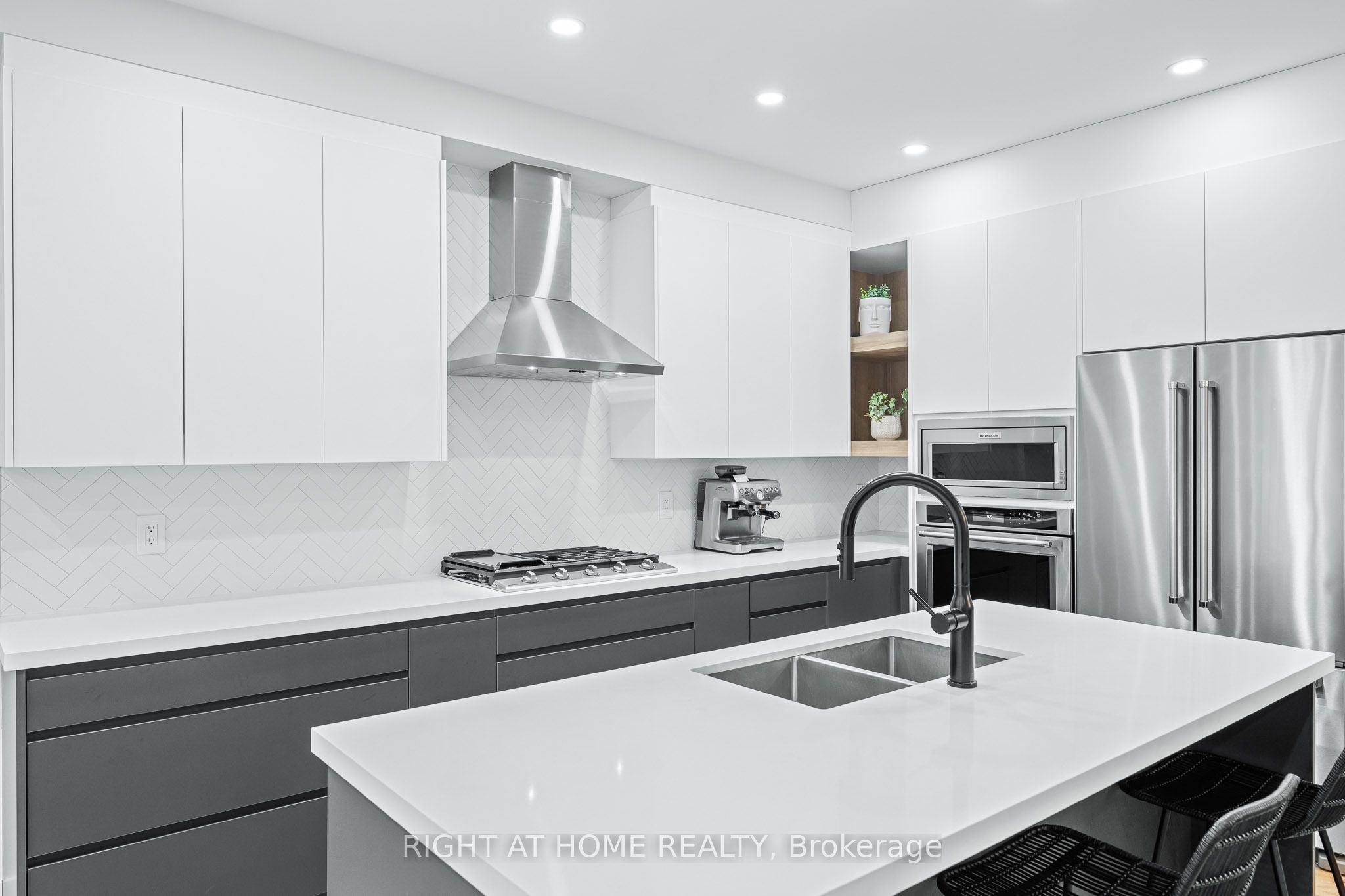 8777 Dufferin Street, #13
