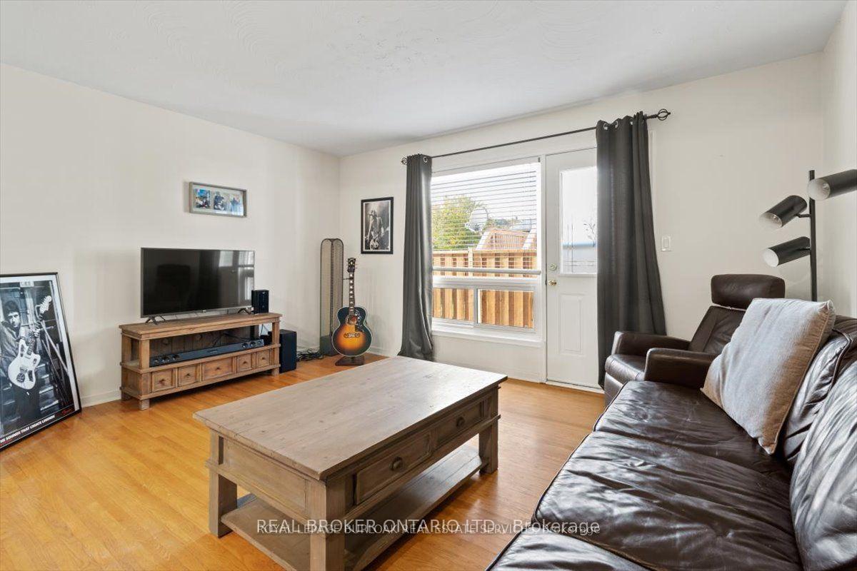 2 Bedrooms Condo at 11 Colmar, Hamilton For sale