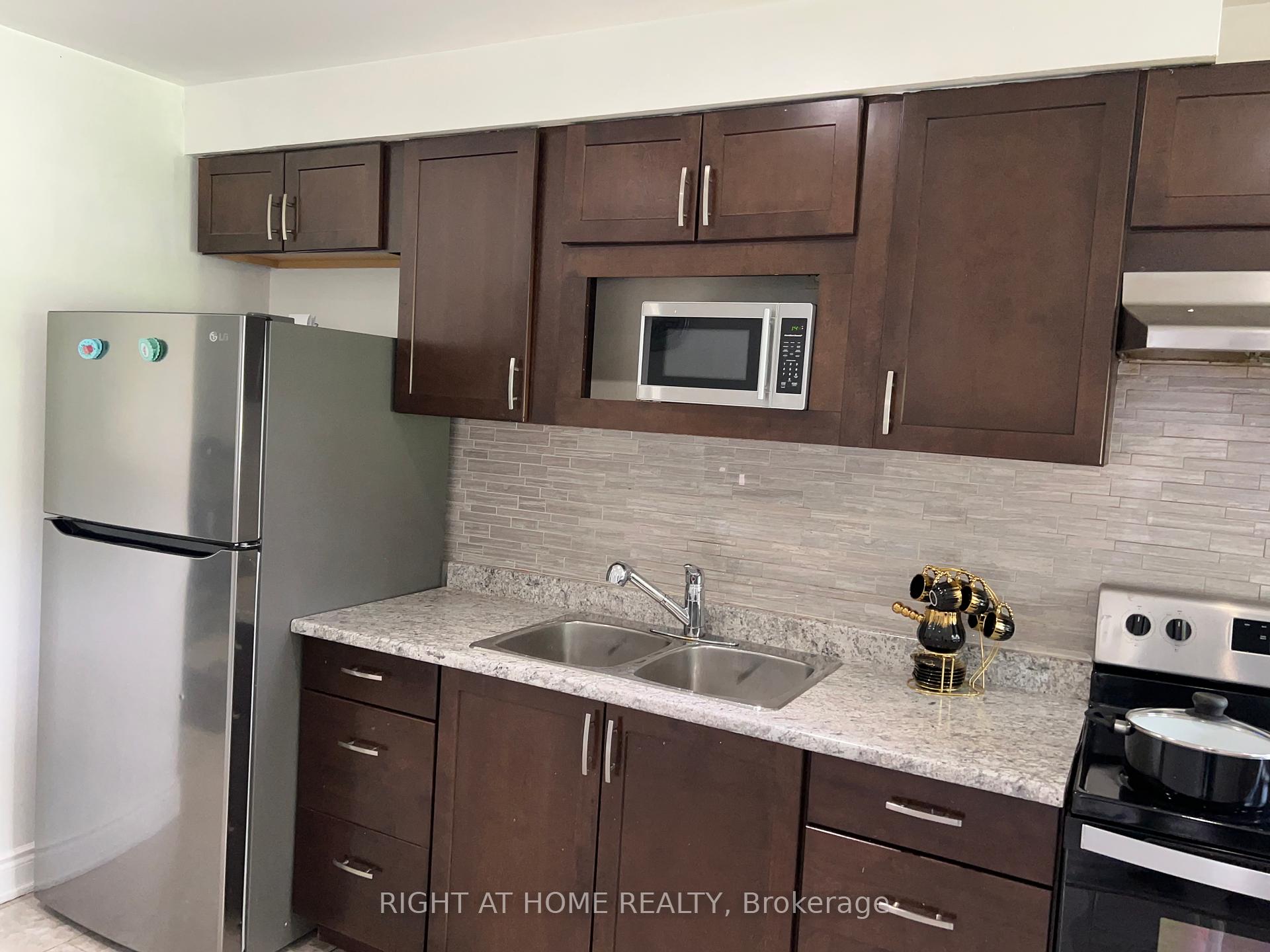 5 Bedrooms Condo at 3040 Constitution, Mississauga For sale