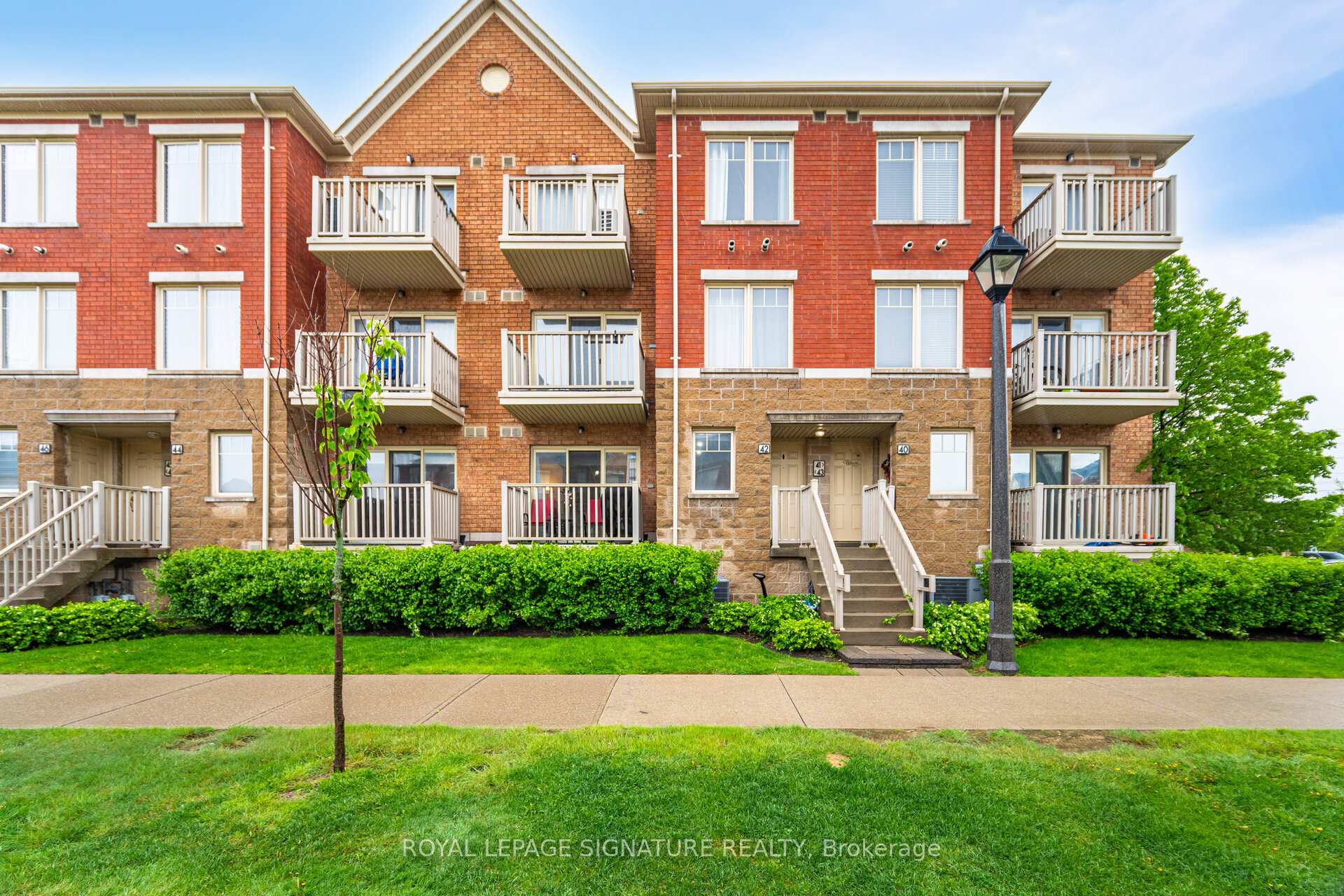 2 Bedrooms Condo at 5050 Intrepid, Mississauga For sale