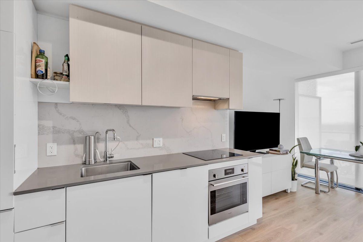 161 Roehampton Avenue 3301