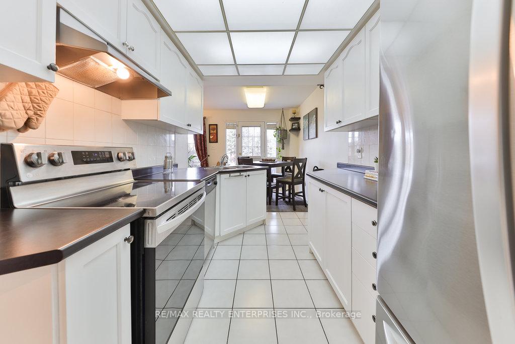 3 Bedrooms Condo at 455 Apache, Mississauga For sale