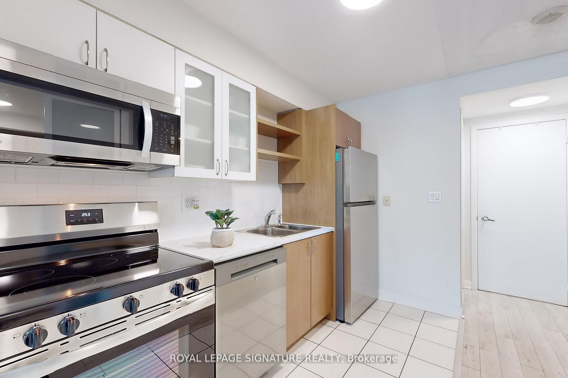 2 Bedrooms Condo at 600 Fleet, Toronto For sale