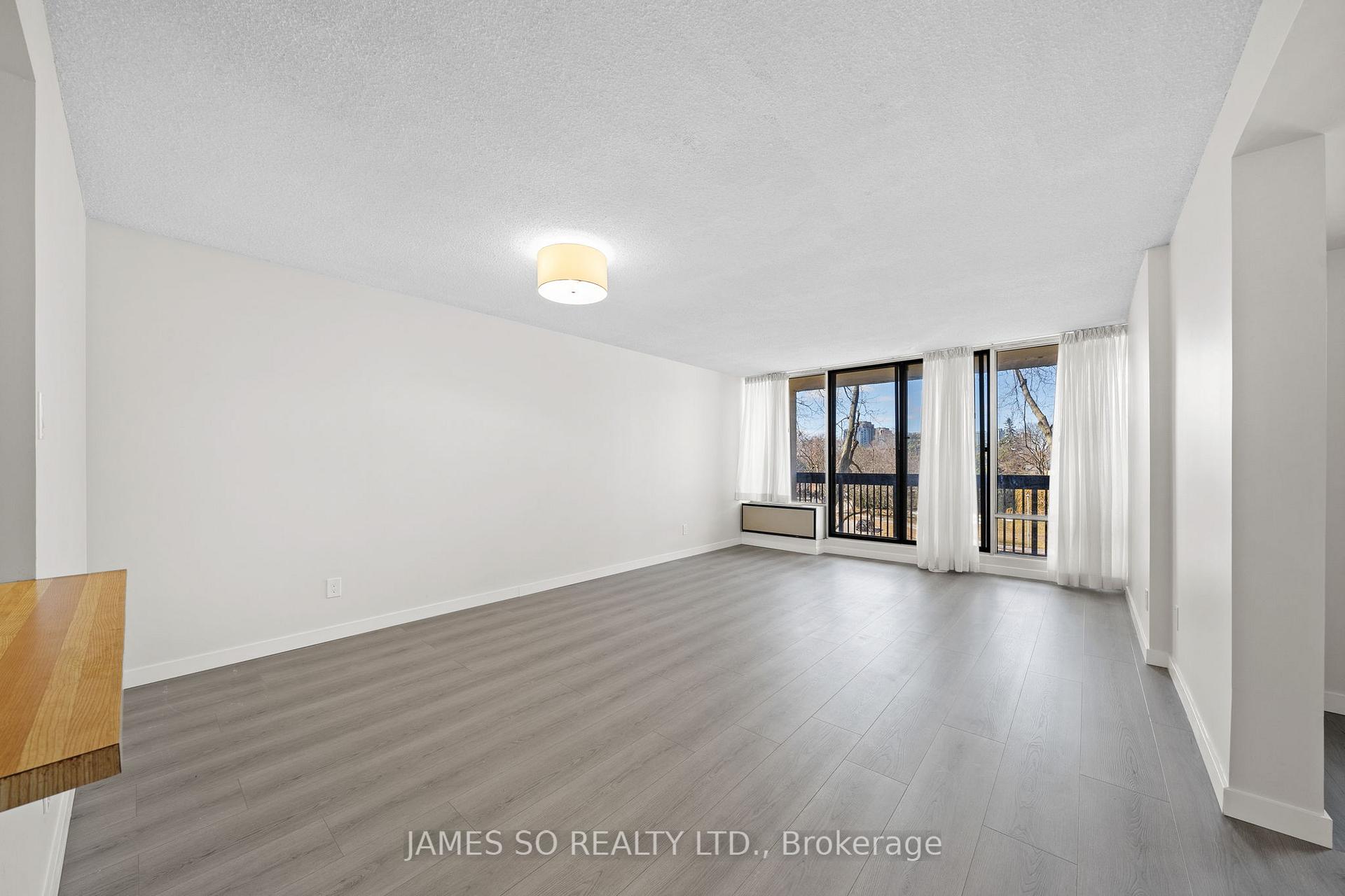 3 Bedrooms Condo at 20 Fashion Roseway,  Toronto For sale