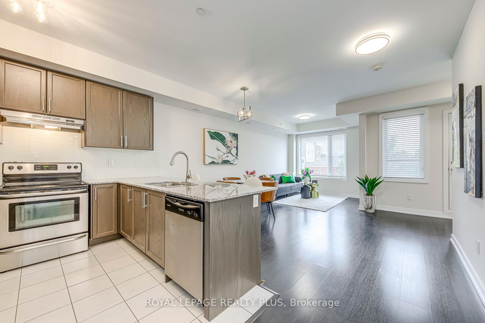 2 Bedrooms Condo at 10 Drummond, Toronto For sale