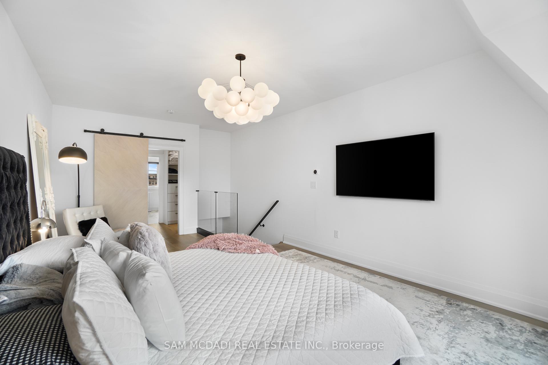 3 Bedrooms Condo at 10 Lunar, Mississauga For sale