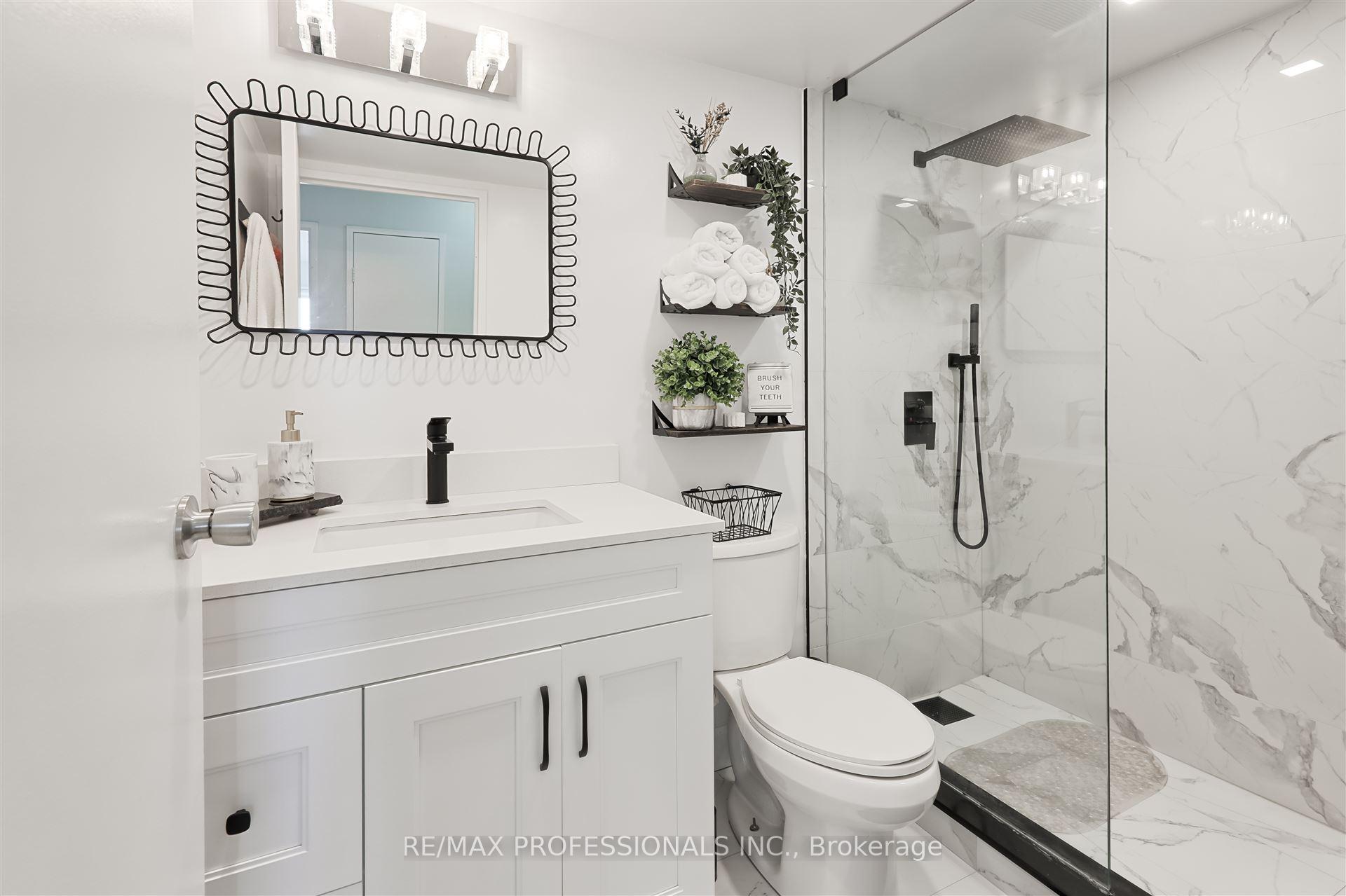 3 Bedrooms Condo at 475 The West Mall, Toronto For sale