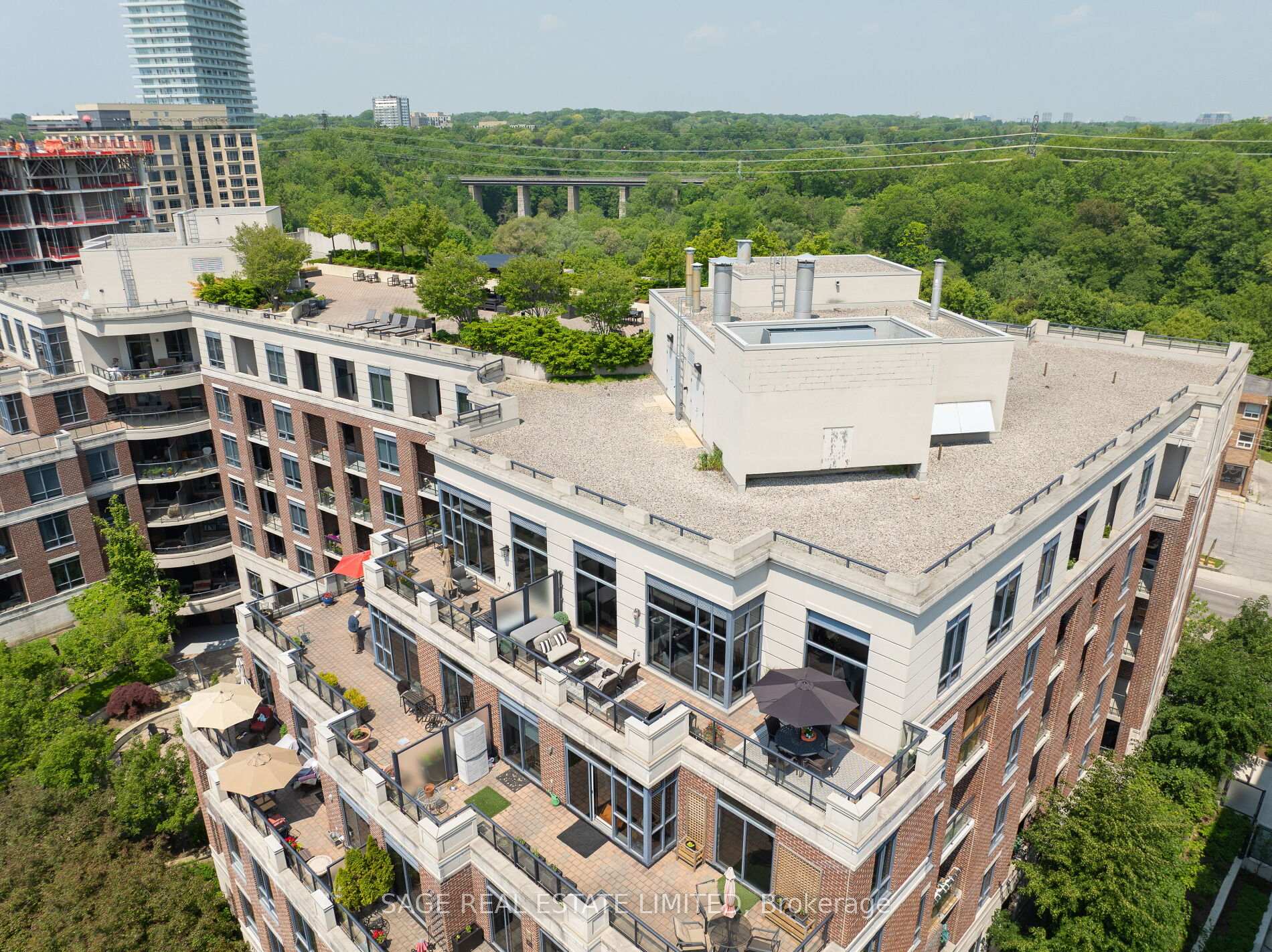 2 Bedrooms Condo at 25 Earlington, Toronto For sale