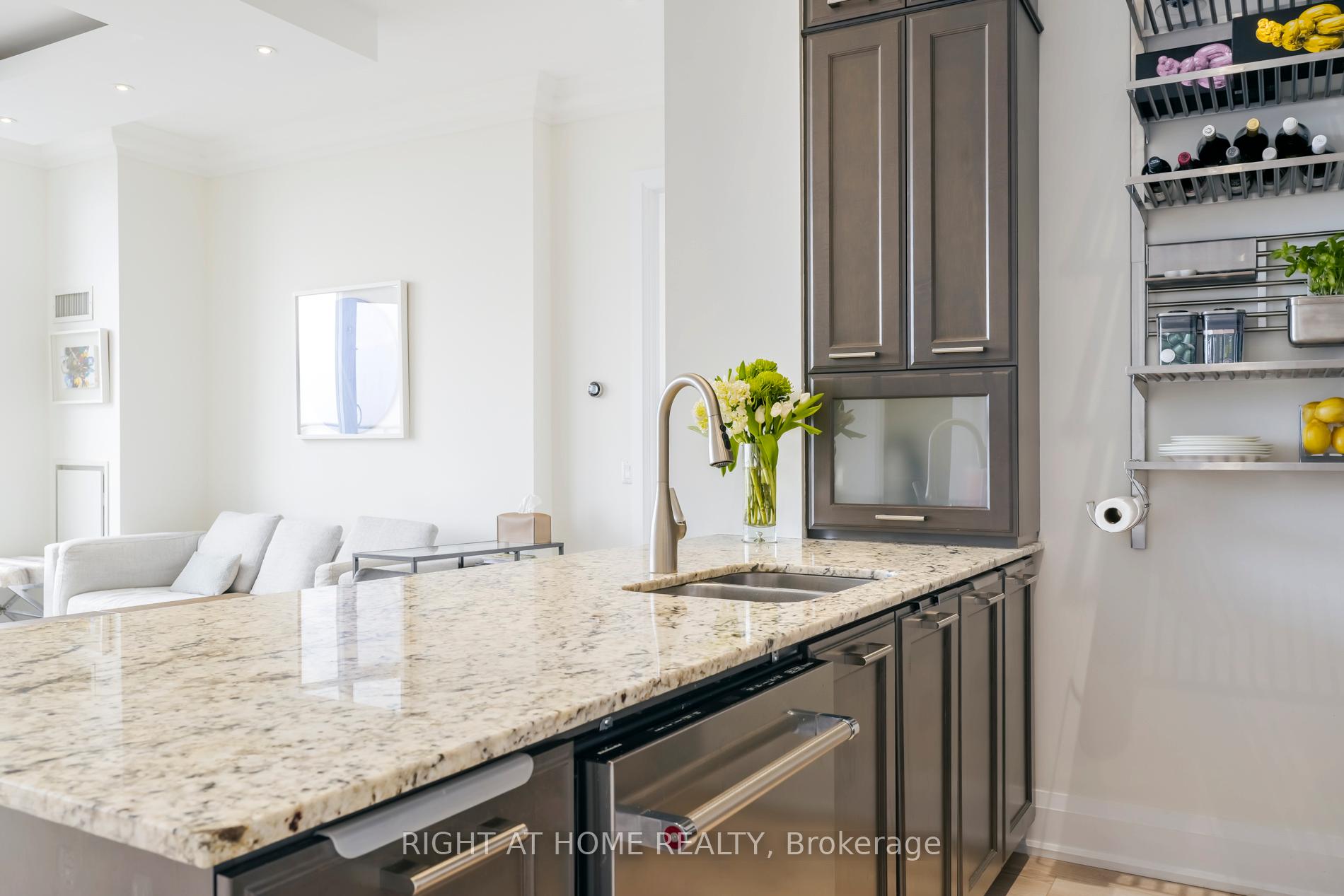 3 Bedrooms Condo at 2470 Prince Michael, Oakville For sale