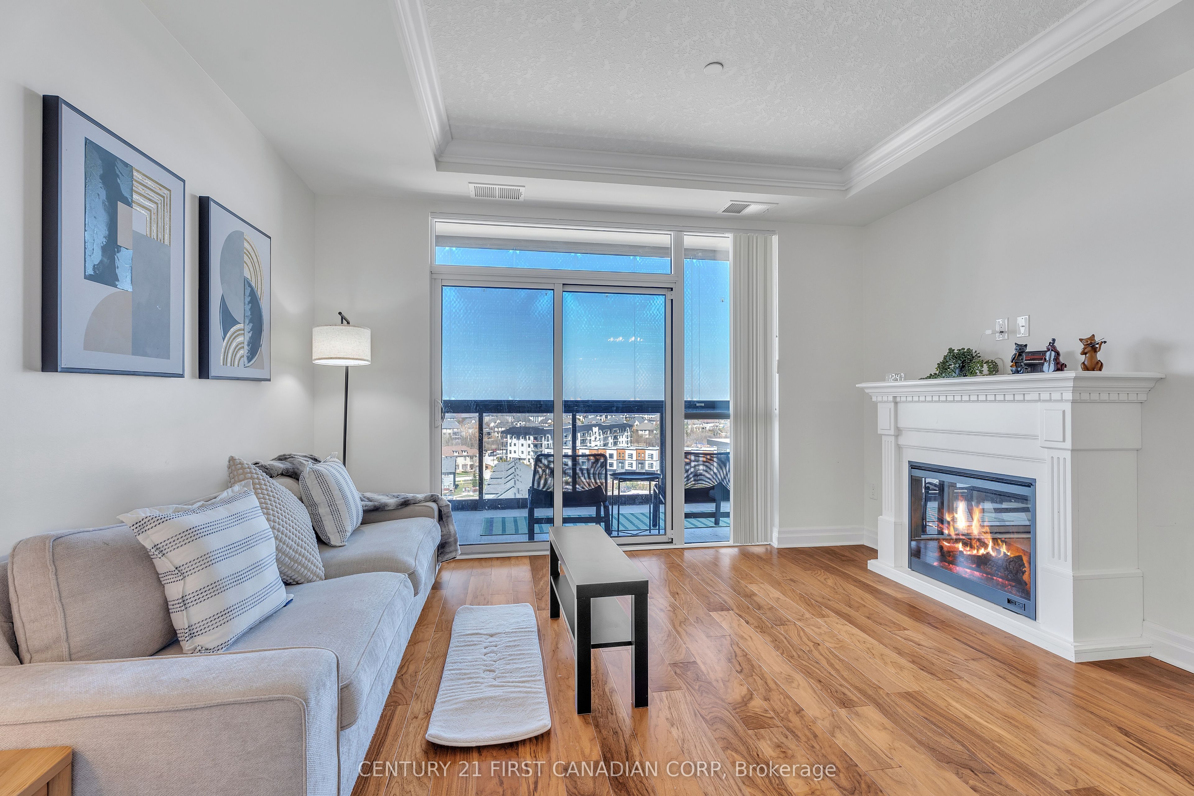 240 Villagewalk Boulevard, #812