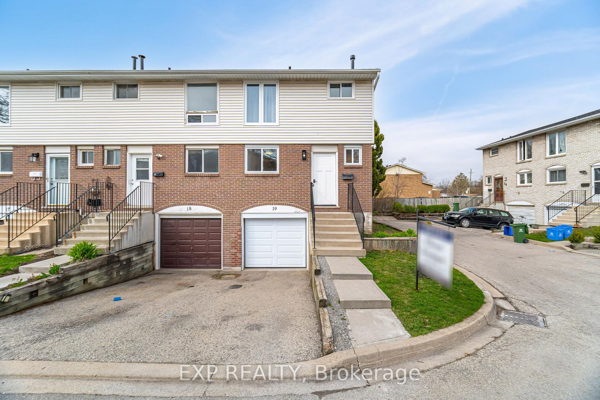 3 Bedrooms Condo at 120 Quigley,  Hamilton For sale