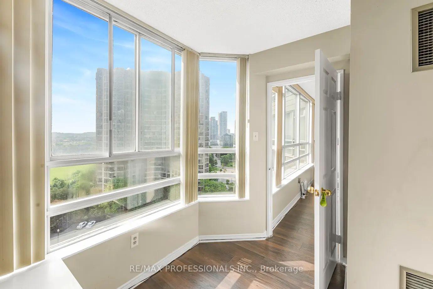 2 Bedrooms Condo at 50 Kingsbridge Garden, Mississauga For sale