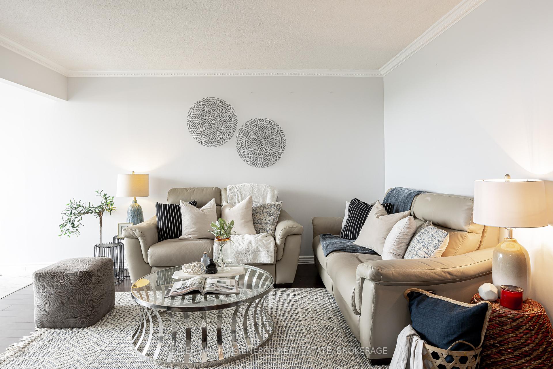 2 Bedrooms Condo at 41 Markbrook,  Toronto For sale