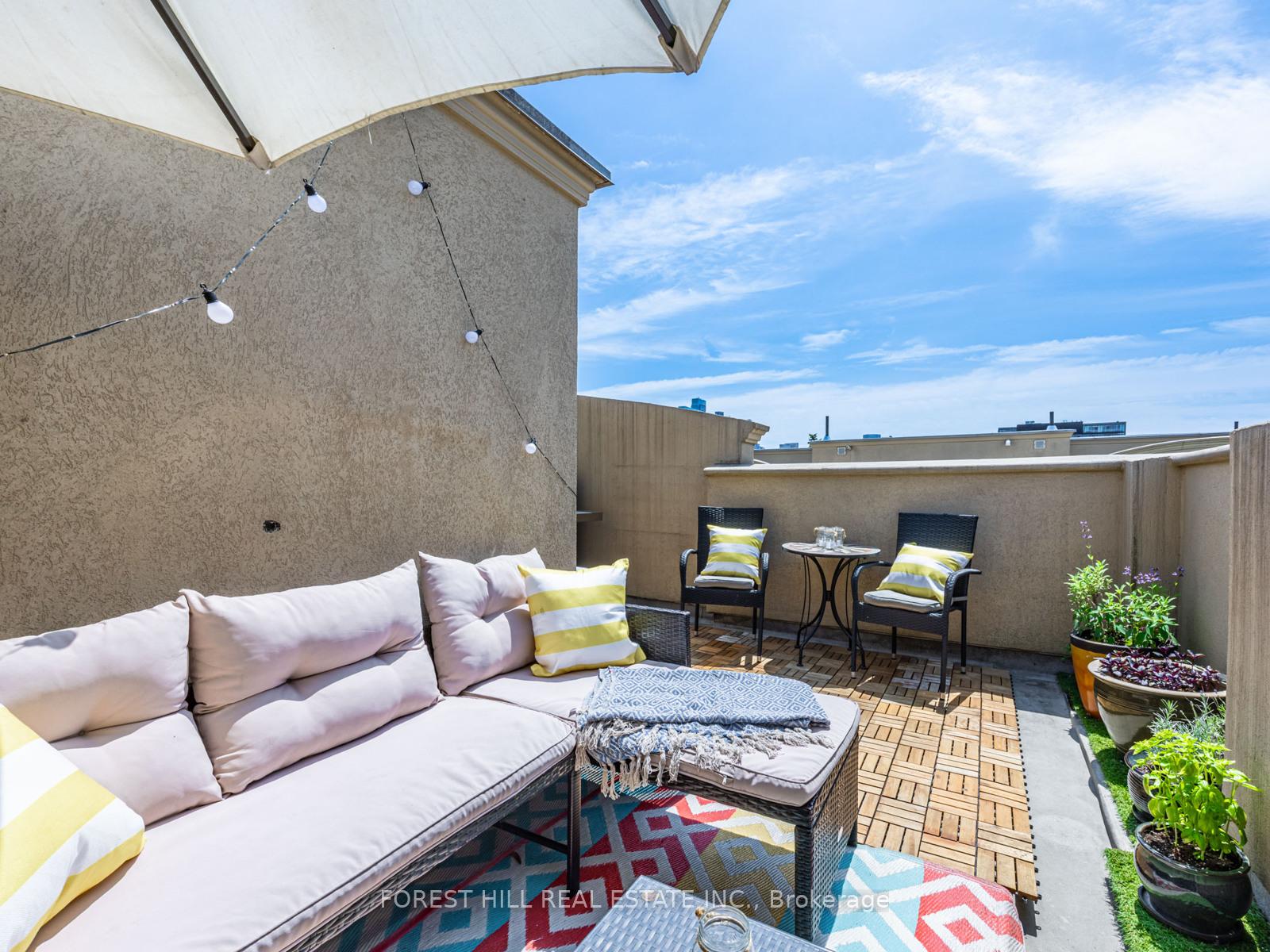 2 Bedrooms Condo at 68 Carr, Toronto For sale