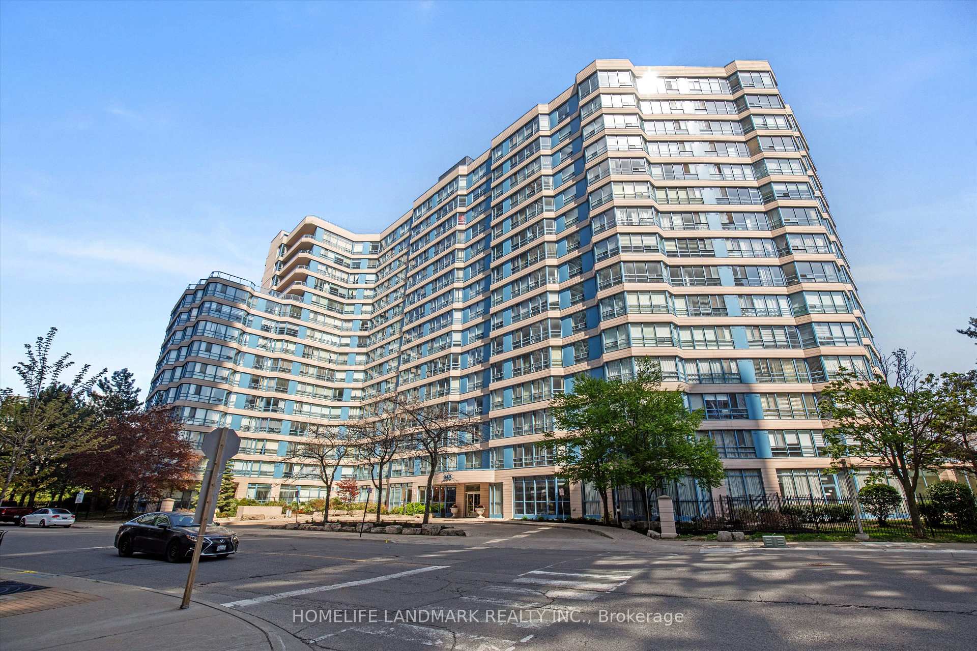 2 Bedrooms Condo at 250 Webb, Mississauga For sale