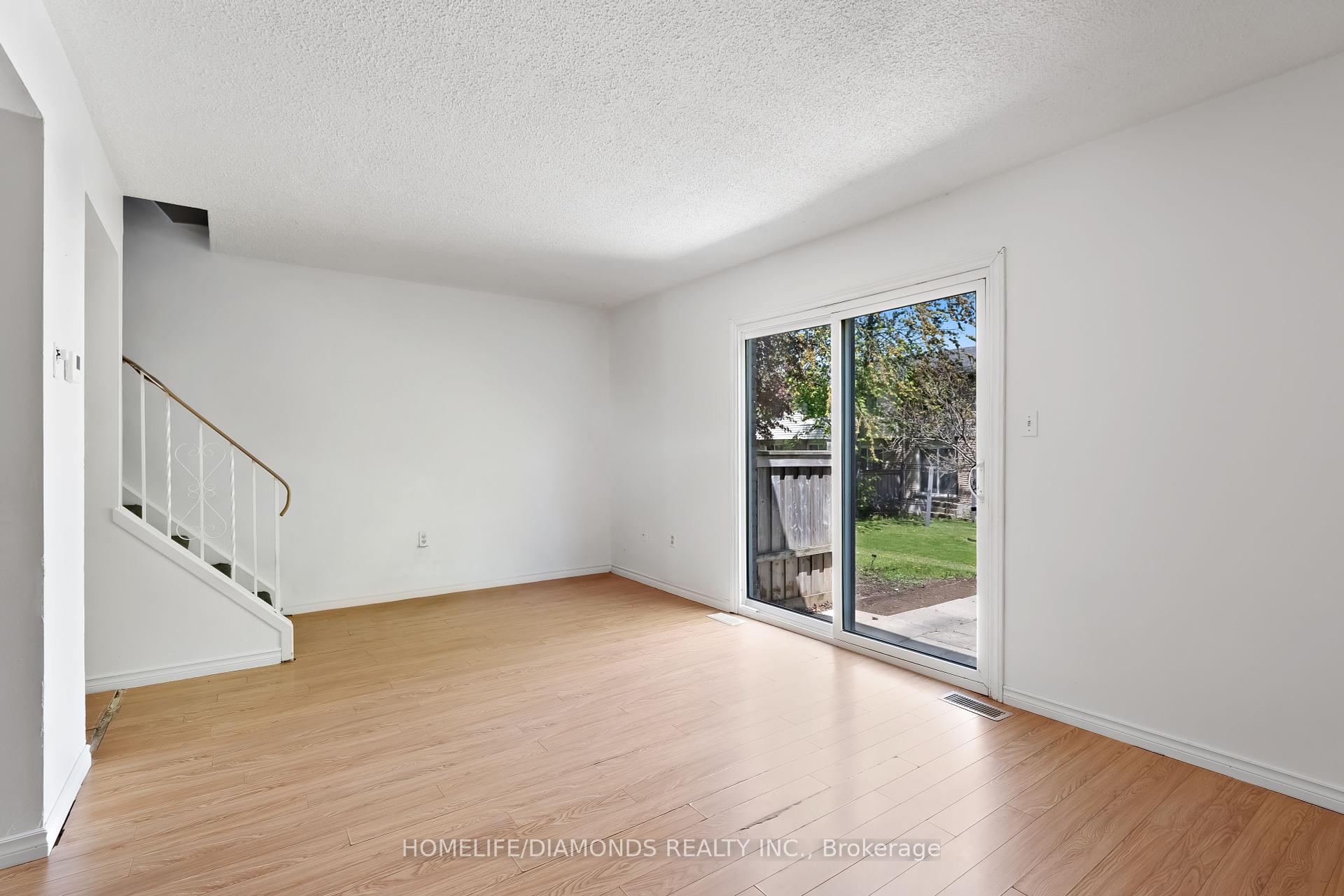 3 Bedrooms Condo at 262 KENORA, Hamilton For sale