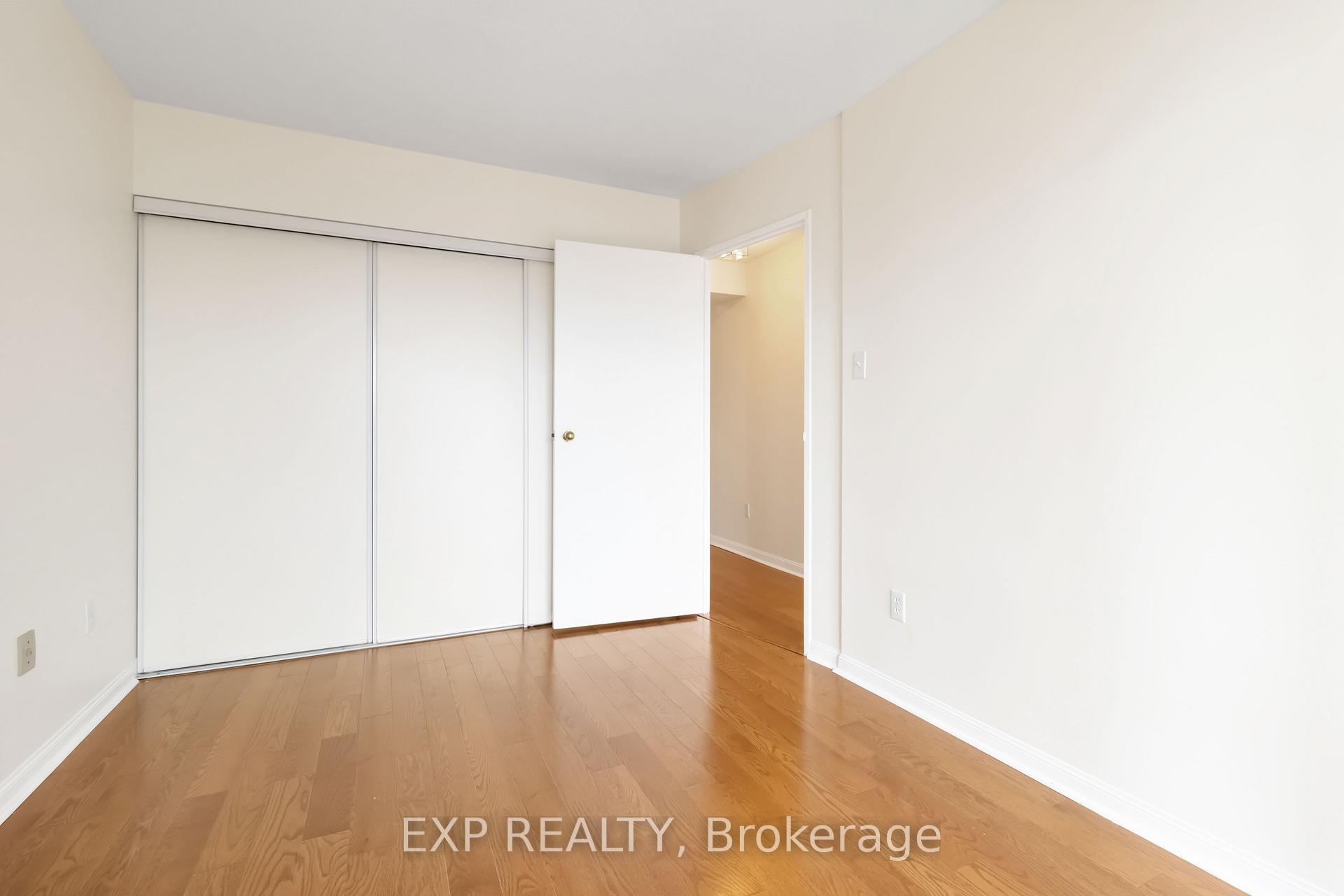 2 Bedrooms Condo at 550 Webb, Mississauga For sale
