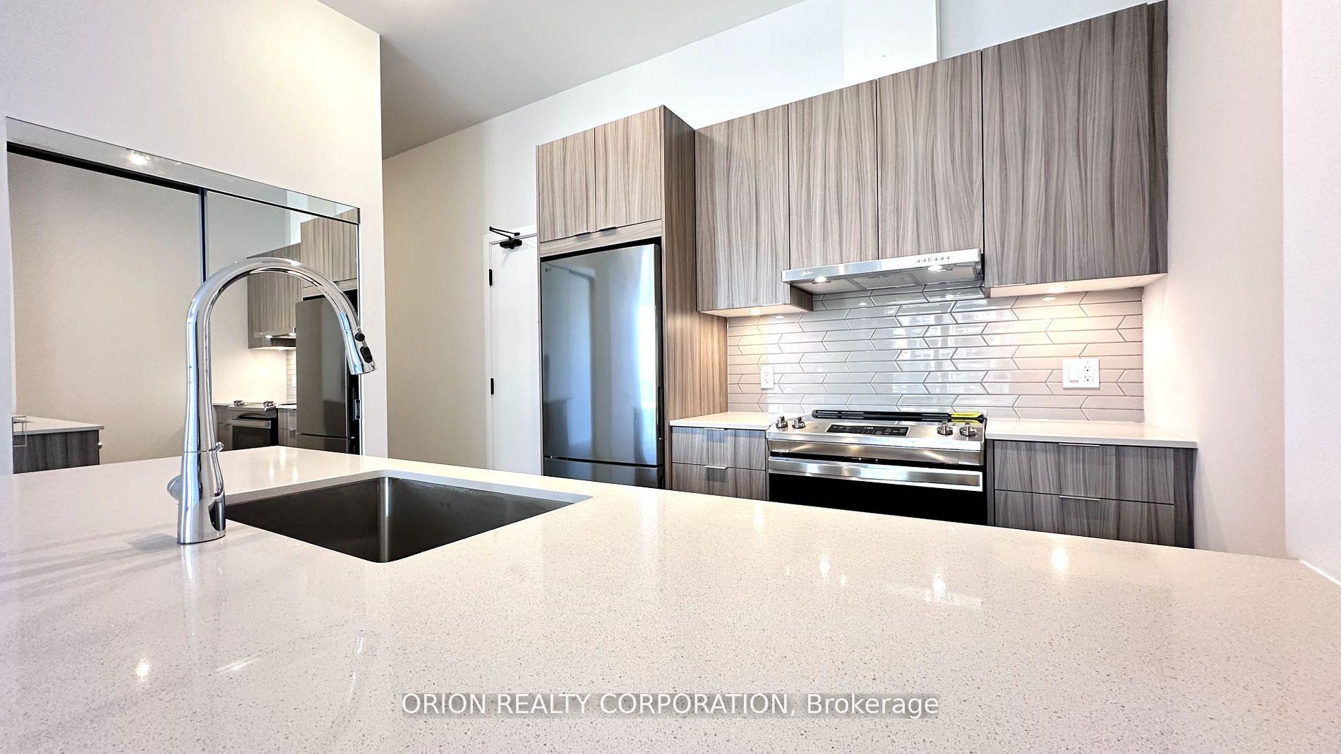 2 Bedrooms Condo at 430 Square One, Mississauga For sale