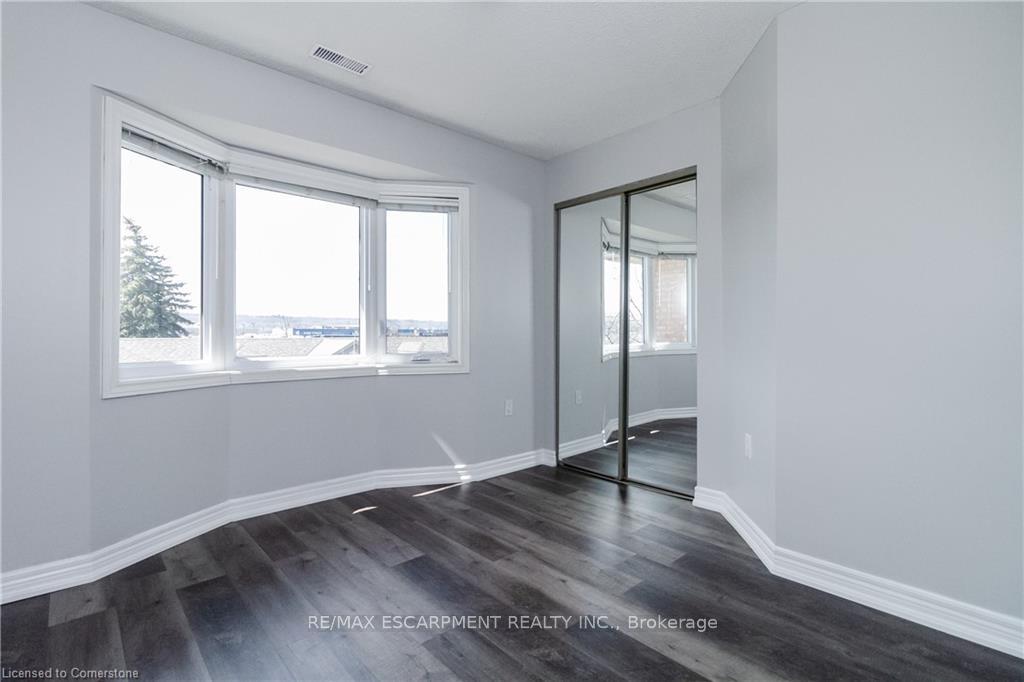 2 Bedrooms Condo at 515 North Service,  Hamilton For sale