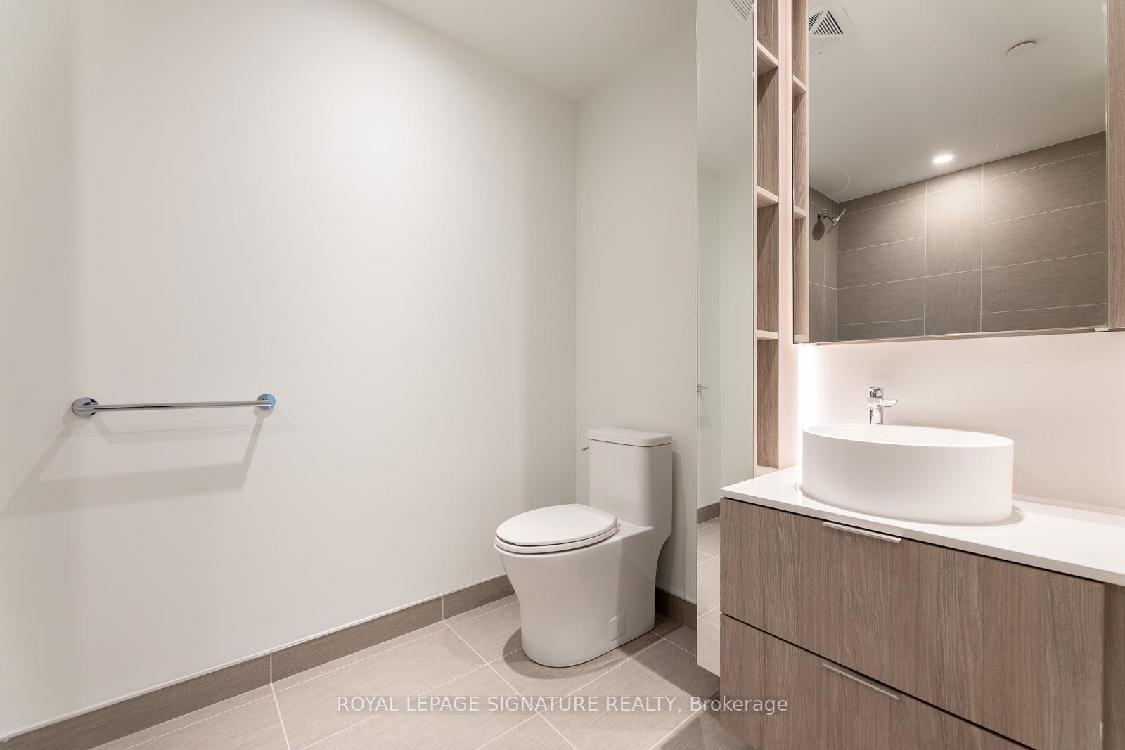 2 Bedrooms Condo at 28 Ann, Mississauga For sale