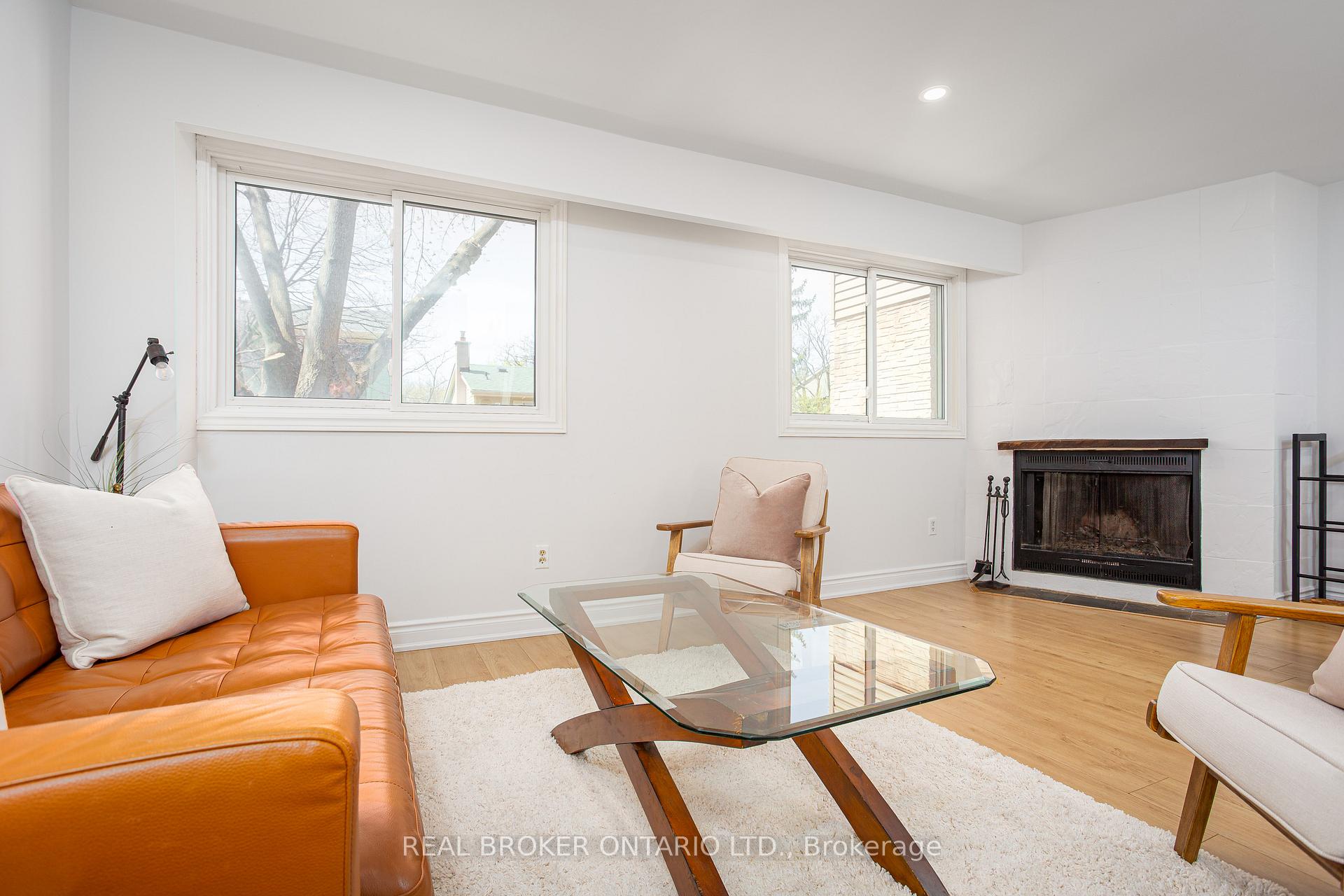 3 Bedrooms Semi-Detached at 1135 McCraney, Oakville For sale