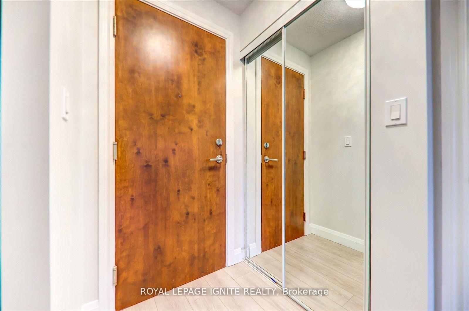 2 Bedrooms Condo at 310 Burnhamthorpe,  Mississauga For sale