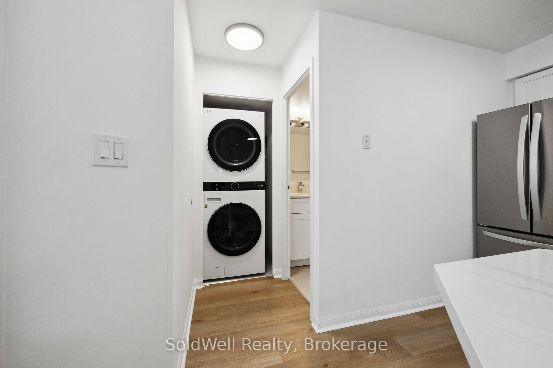 2 Bedrooms Condo at 25 Grenville,  Toronto For sale