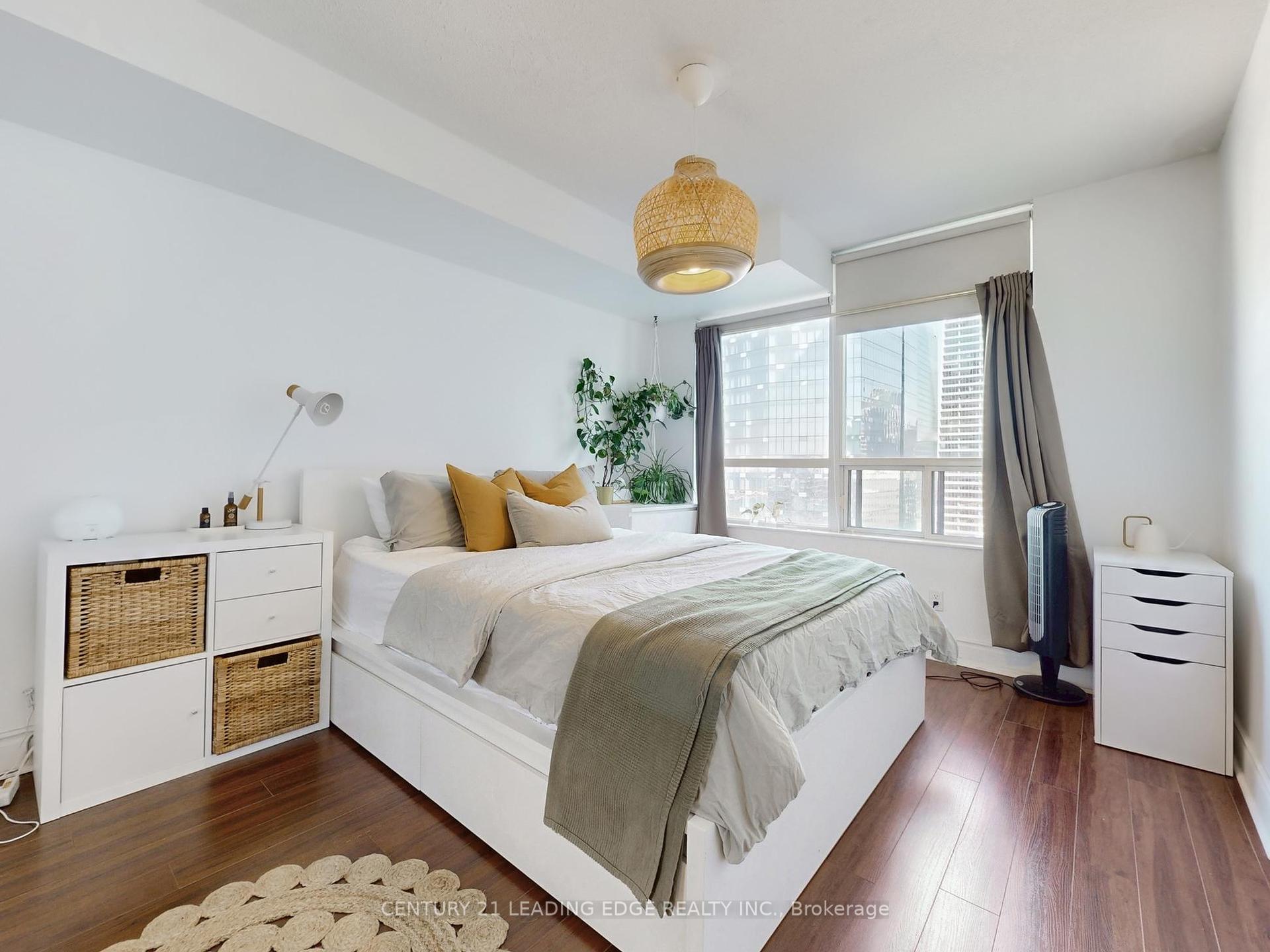 2 Bedrooms Condo at 30 Grand Trunk, Toronto For sale