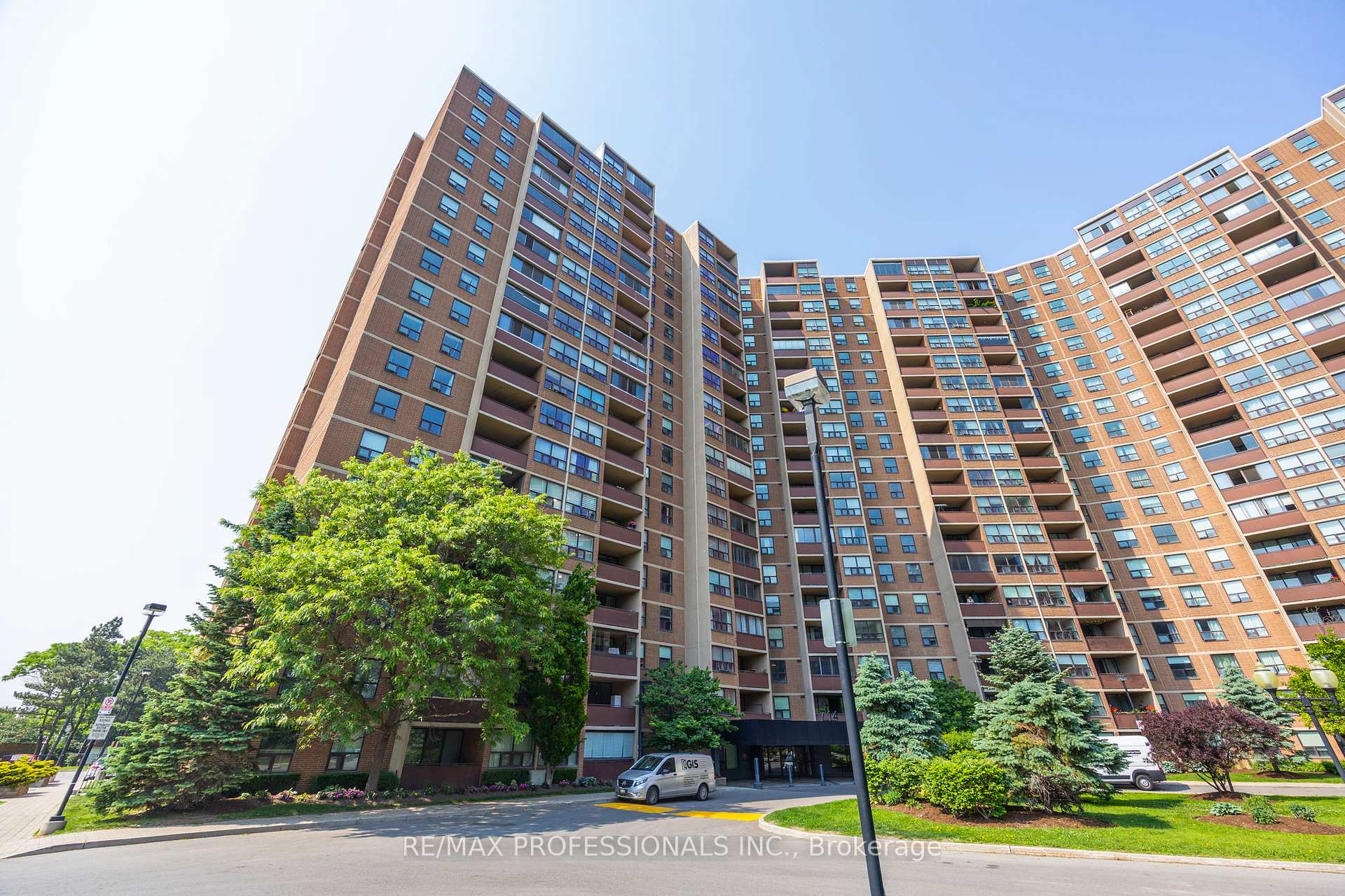 3 Bedrooms Condo at 714 The West Mall, Toronto For sale