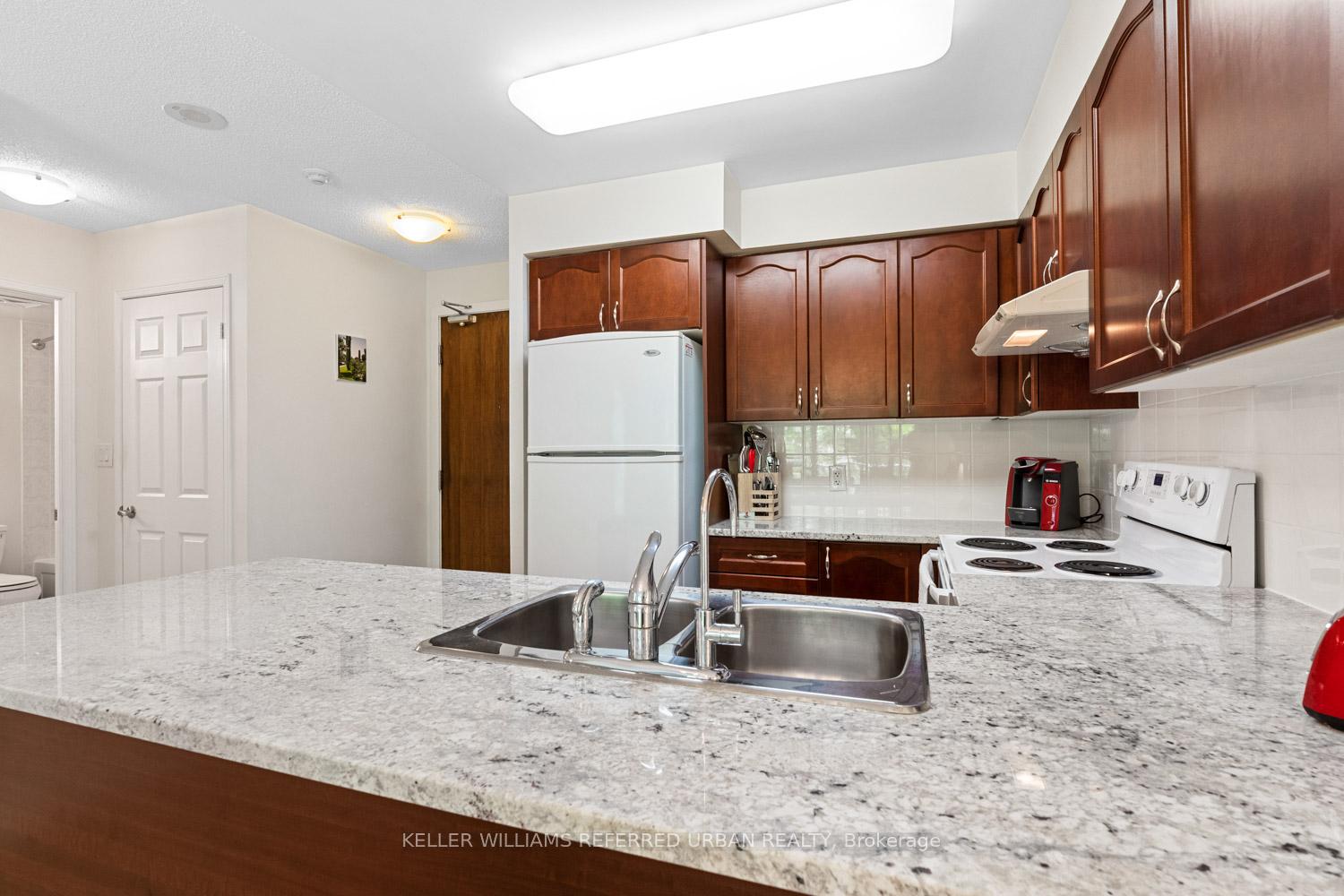 2 Bedrooms Condo at 35 Hollywood, Toronto For sale