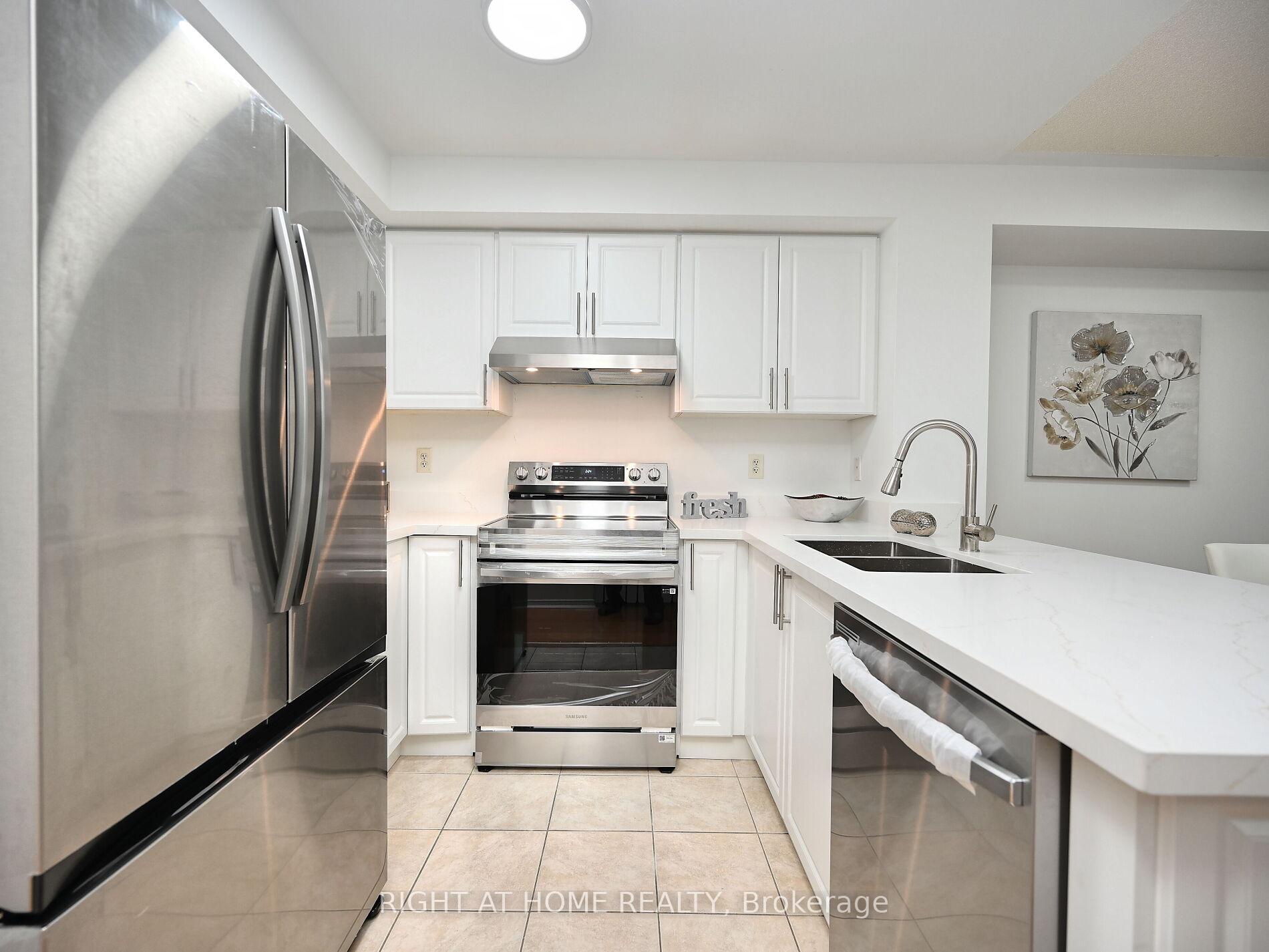 2 Bedrooms Condo at 3250 Bentley, Mississauga For sale