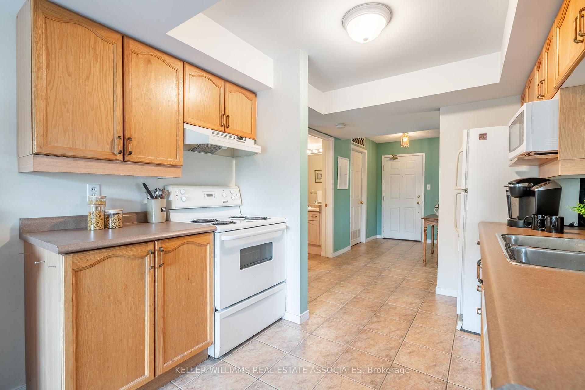 2 Bedrooms Condo at 216 Plains, Burlington For sale