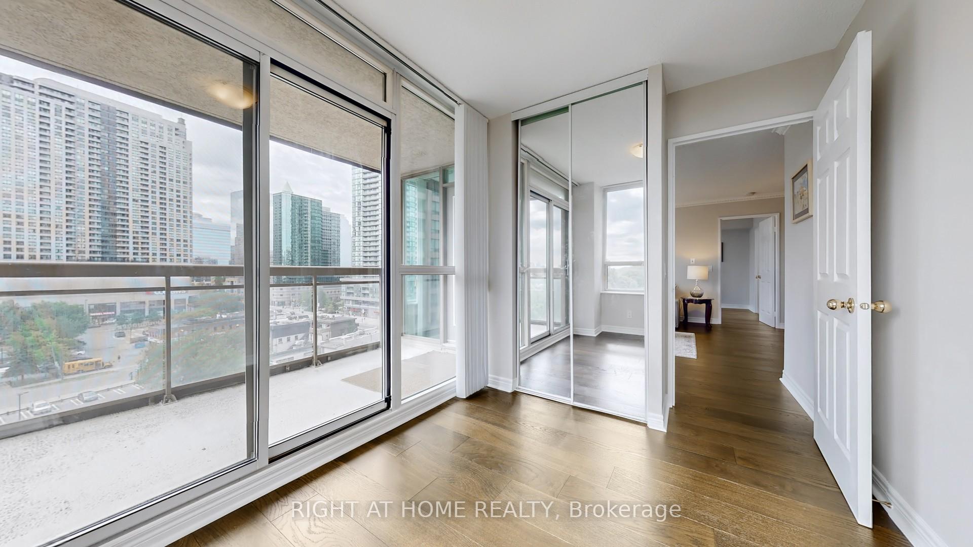 3 Bedrooms Condo at 18 Parkview, Toronto For sale