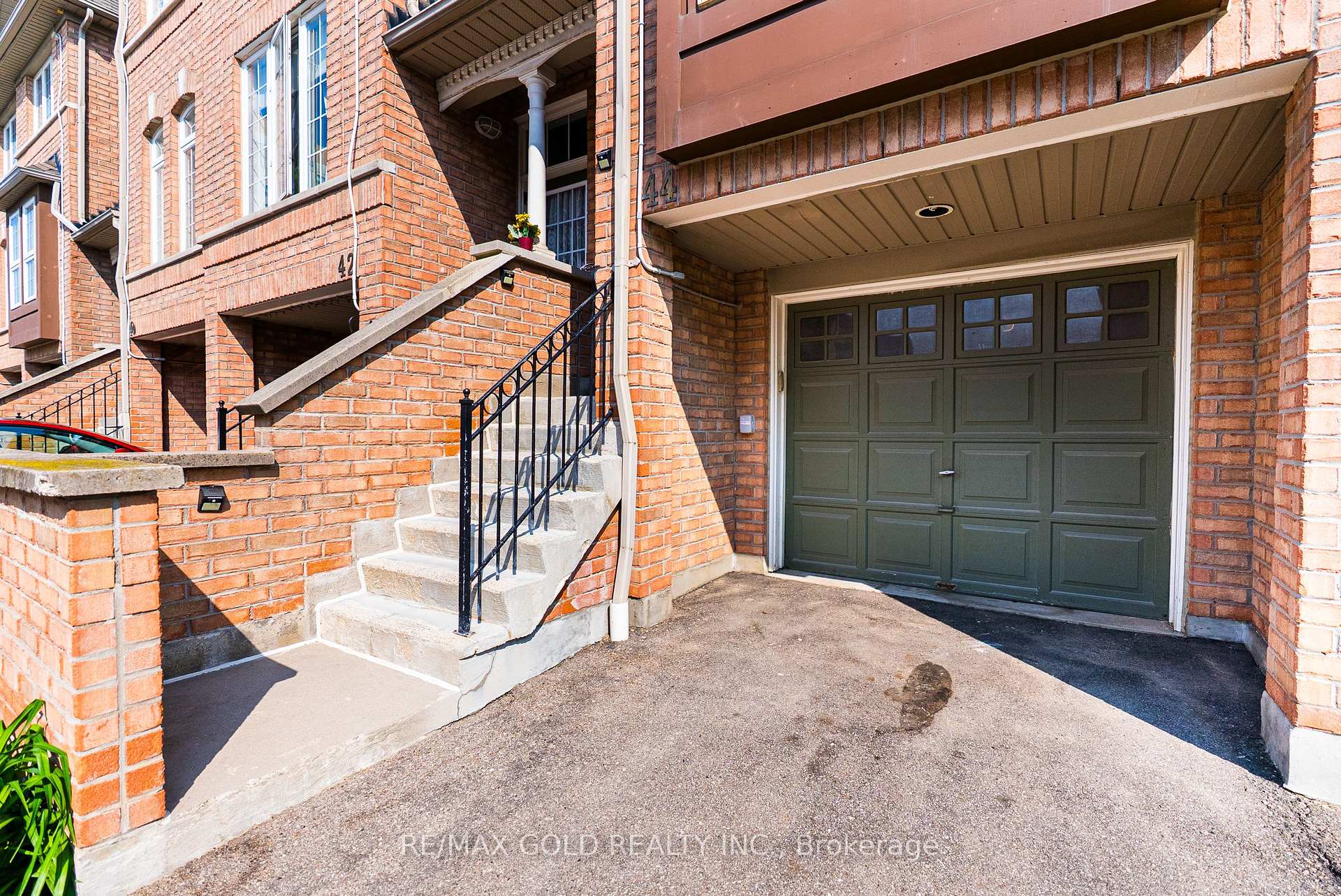 3 Bedrooms Condo at 50 Strathaven, Mississauga For sale