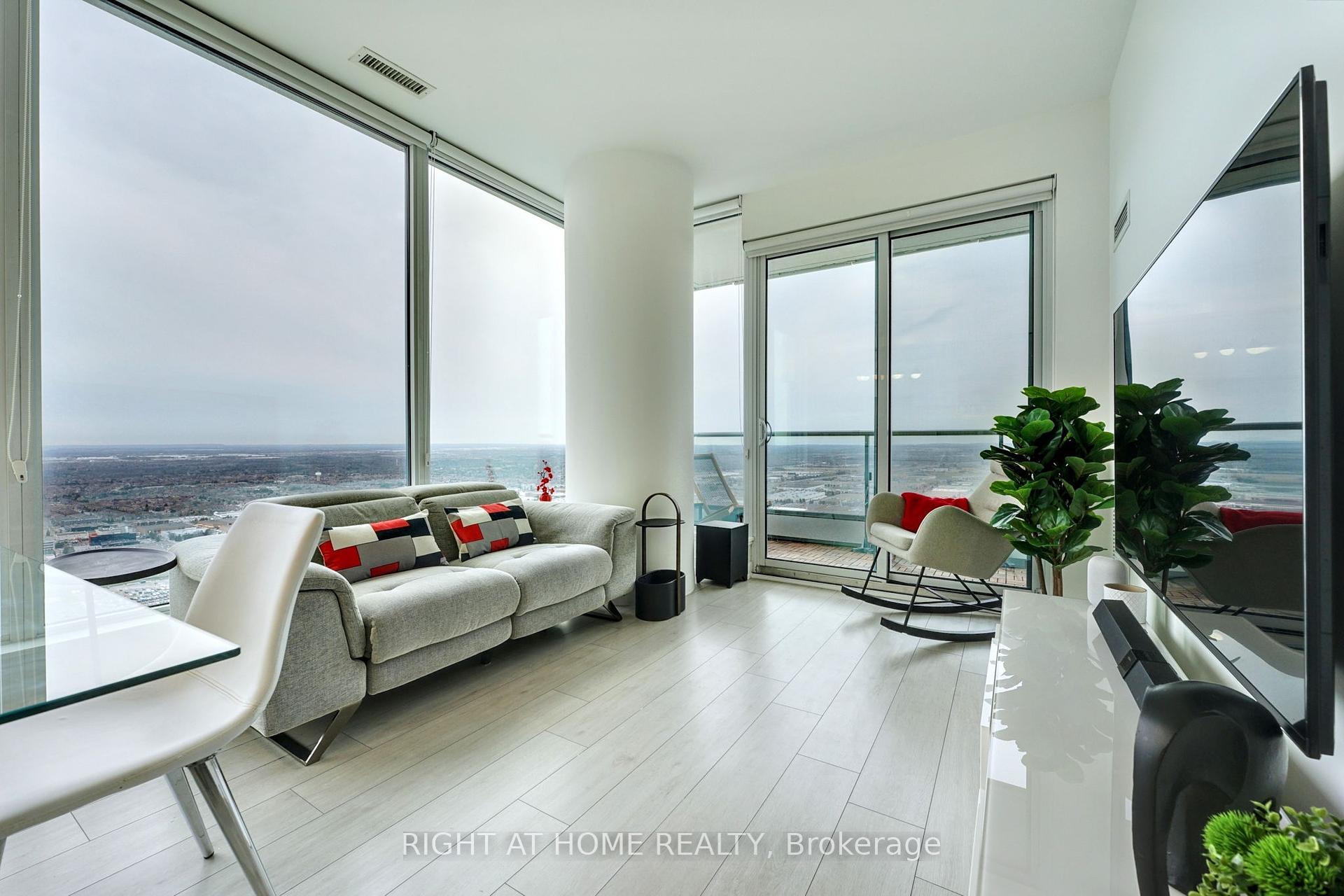 2 Bedrooms Condo at 898 Portage, Vaughan For sale