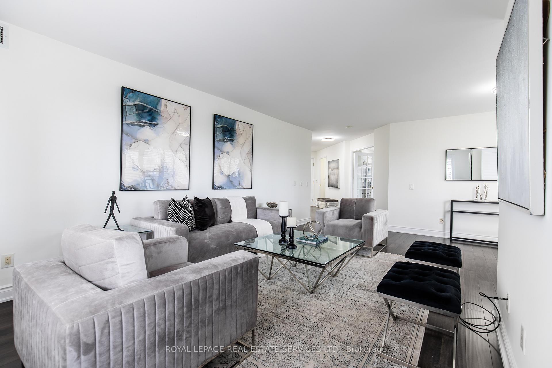 3 Bedrooms Condo at 25 Kingsbridge Garden, Mississauga For sale