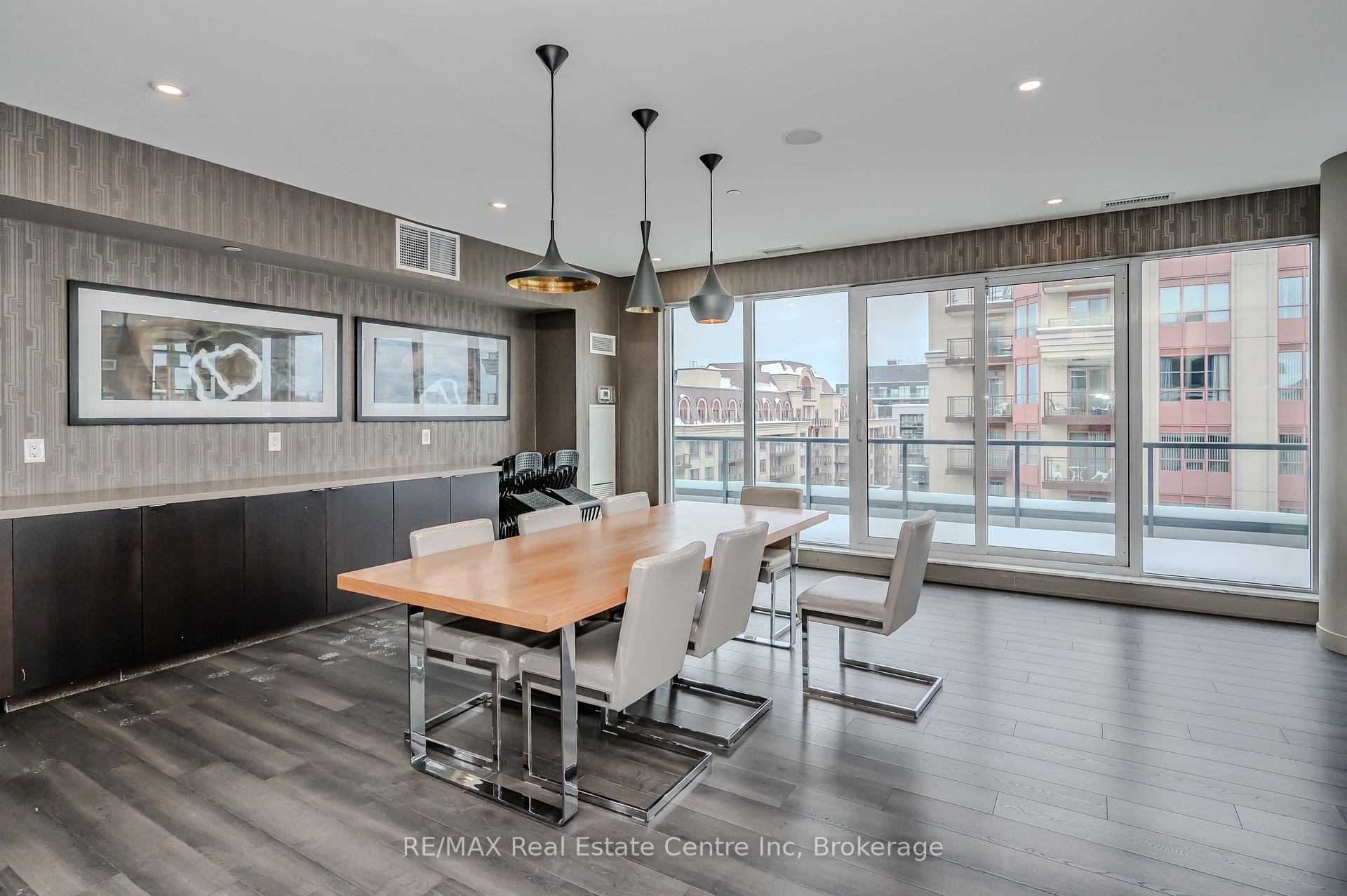 2 Bedrooms Condo at 18 Rean, Toronto For sale