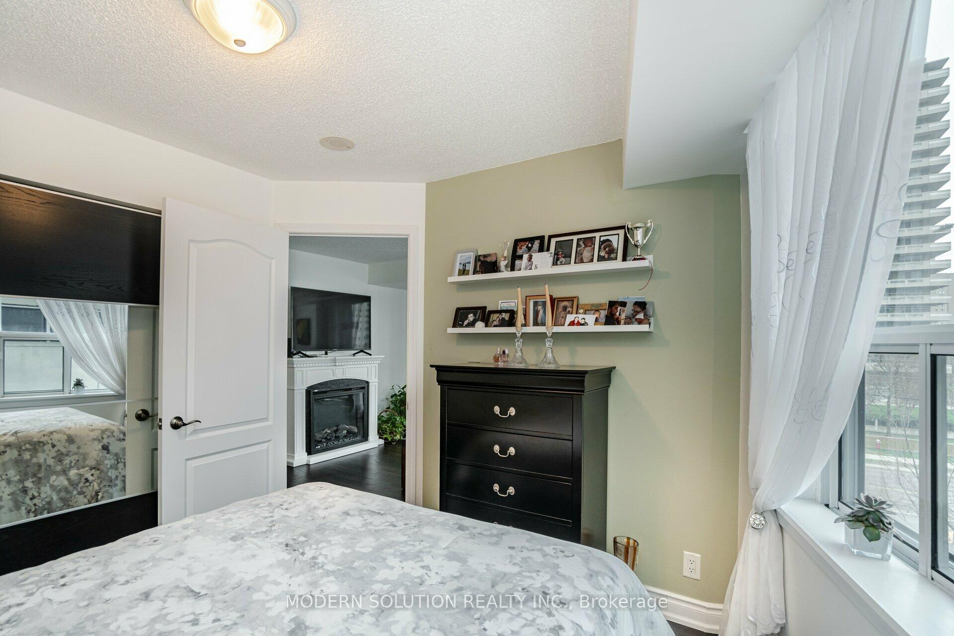 2 Bedrooms Condo at 1 Elm, Mississauga For sale