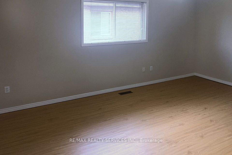 https://trreb-image.ampre.ca/eLCQawW-cOjHjNEW7HVsLbm5XWdaajJ3H3asQX4HJRM/rs:fit:960:960/wm:.5:so:0:50:.4/wmsh:10/wmt:PHNwYW4gZm9yZWdyb3VuZD0nd2hpdGUnIGZvbnQ9JzY4Jz5SRS9NQVggUkVBTFRZIFNFUlZJQ0VTIElOQy4sIEJyb2tlcmFnZTwvc3Bhbj4/L3RycmViL2xpc3RpbmdzLzQwLzk4Lzg1Lzc1L3AvNmJhYmFmNzItMDdmNC00NDE0LThhZDgtMDhiYzAwMDM5YTZiLmpwZw.jpg
