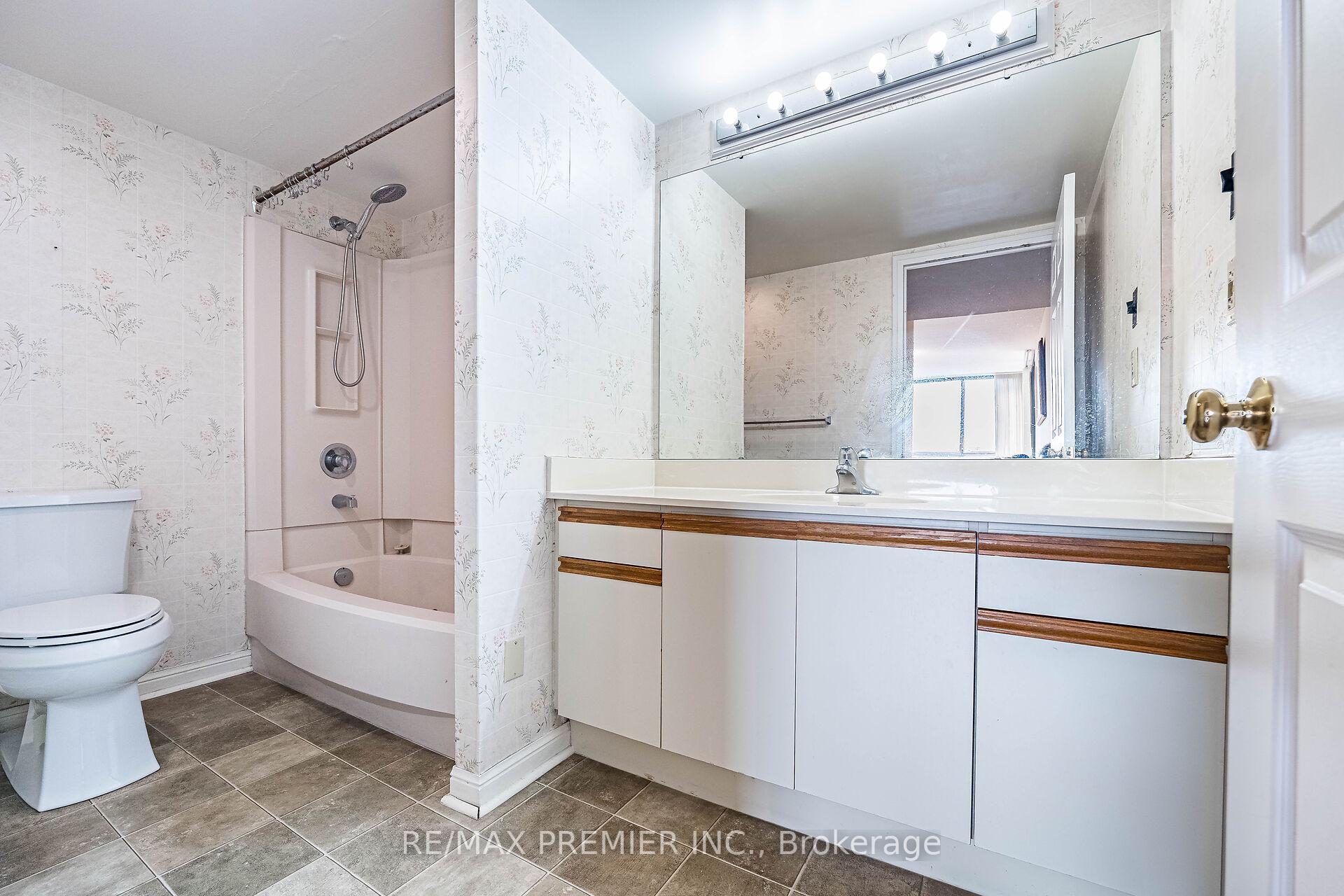 3 Bedrooms Condo at 40 Richview, Toronto For sale