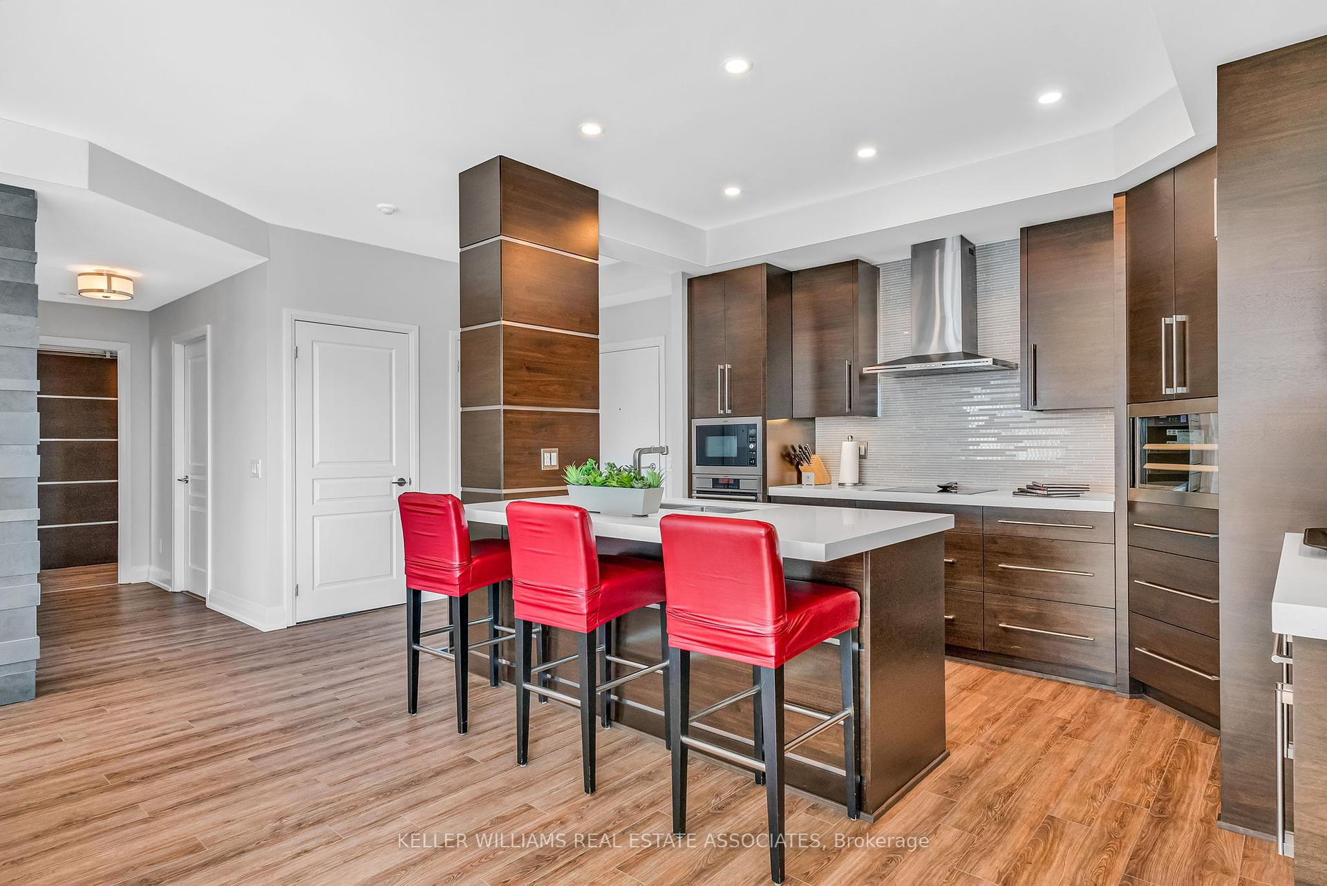 2 Bedrooms Condo at 1 Hurontario, Mississauga For sale